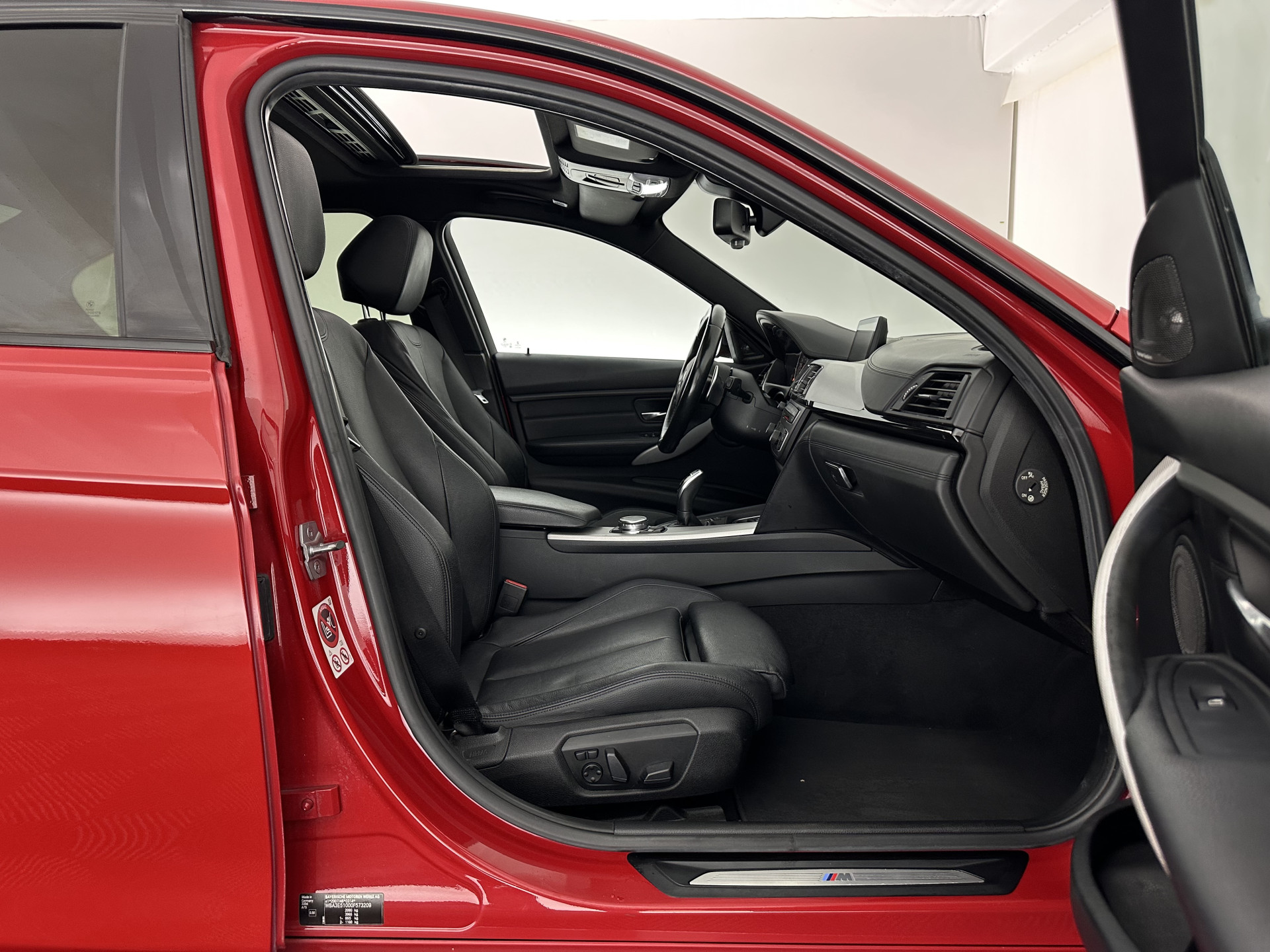 BMW 3-serie 330d M-Sportpack High Executive Aut. *PANO | LEATHER | XENON | ADAPTIVE-CRUISE | HARMAN/KARDON | MEMORY-PACK | BLINDSPOT | HEATED-SPORTSEATS | CAMERA | DAB | KEYLESS | ECC | HEAD-UP | PDC | SHIFTPADDLES | TOWBAR |  18''ALU