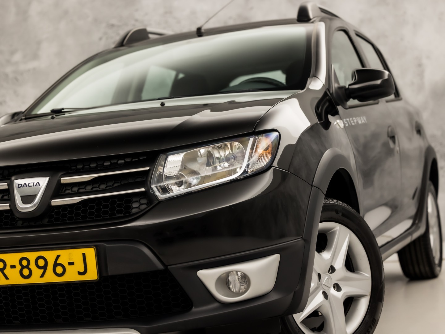 Dacia Sandero 0.9 TCe Stepway Lauréate (NAVIGATIE, AIRCO, LM VELGEN, SPORTSTOELEN, PARKEERSENSOREN, NIEUWSTAAT)