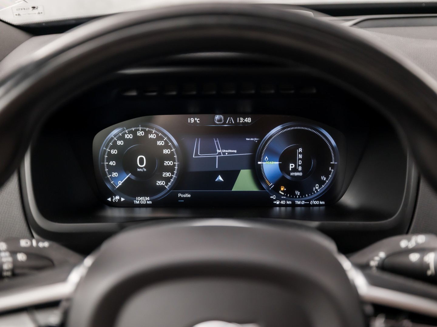 Volvo XC90 2.0 T8 Twin Engine AWD R-Design 7 Persoons 408Pk Automaat (PANORAMADAK, 1e EIGENAAR, LUCHTVERING, APPLE CARPLAY, BOWERS&WILKINS, HEAD-UP DISPLAY, STUUR/STOELVERWARMING, CAMERA, ELEK ACHTERKLEP, NIEUWSTAAT)
