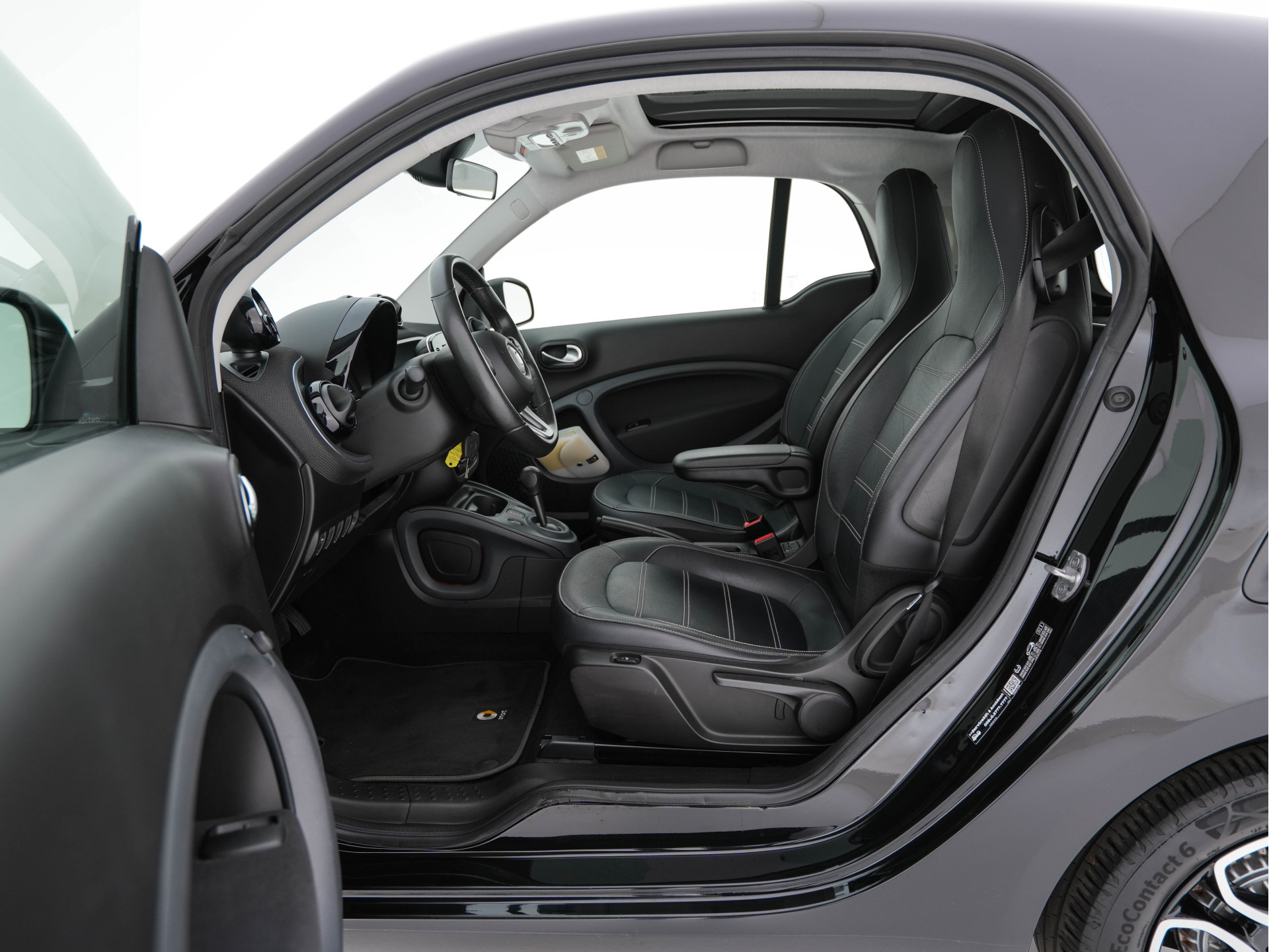 Smart fortwo EQ Business Solution 18 kWh [ 3-Fase ] ( SOH-93%) Aut. *PANO | LEATHER | NAVI-FULLMAP | CAMERA | HEATED-COMFORTSEATS | AIRCO | CRUISE | AMBIENT-LIGHT | 15''ALU*