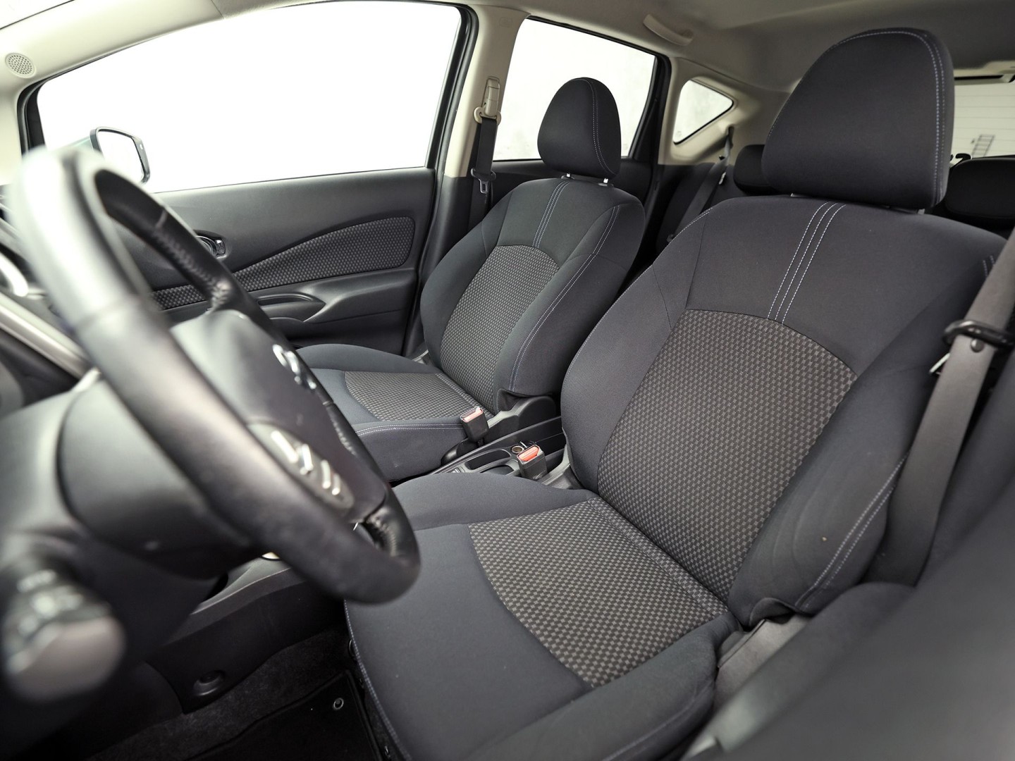 Nissan Note 1.2 Sport (AIRCO, GETINT GLAS, LM VELGEN, SPORTSTOELEN, CRUISE, NIEUWE APK, NIEUWSTAAT)