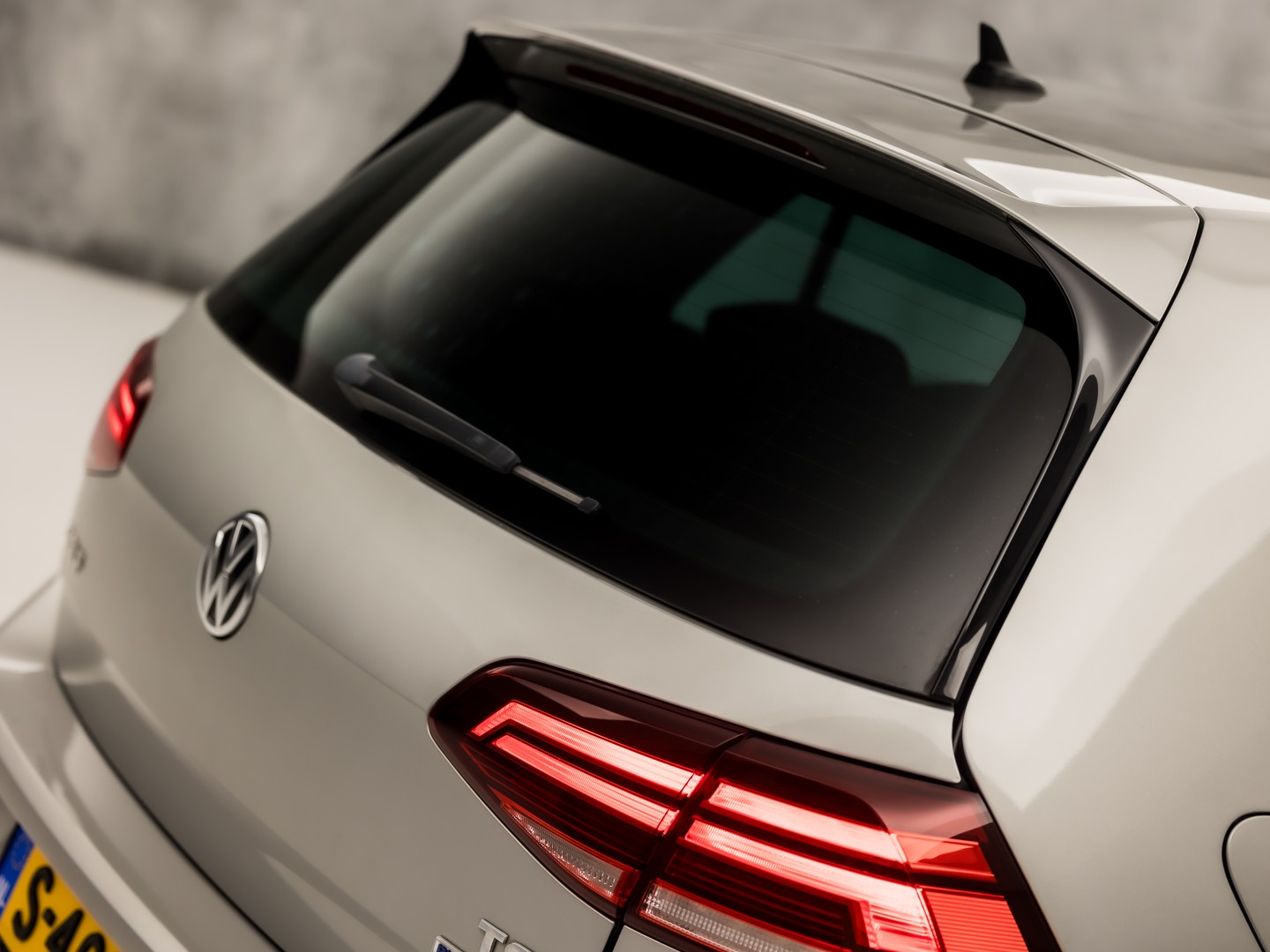 Volkswagen Golf 1.5 TSI 131PK Sportline (APPLE CARPLAY, GROOT NAVI, 4 CILINDER, CLIMATE, LED KOPLAMPEN, STOELVERWARMING, SPORTSTOELEN, GETINT GLAS, LM VELGEN, ADAPTIVE CRUISE, PARKEERSENSOREN, NIEUWSTAAT)