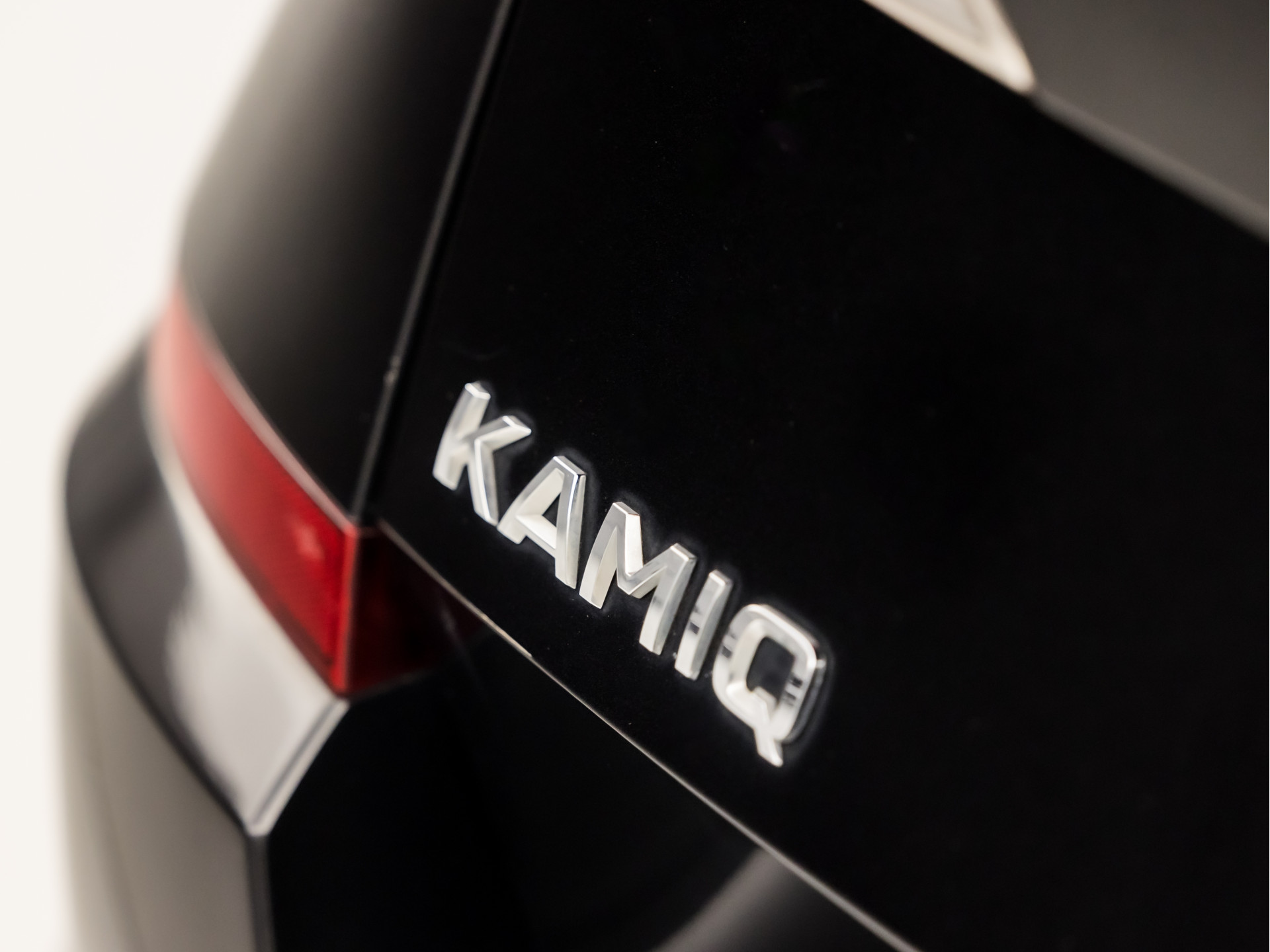 Škoda Kamiq 1.0 TSI Sport (VIRTUAL COCKPIT, APPLE CARPLAY, GROOT NAVI, TREKHAAK, PARKEERSENSOREN, SPORTSTOELEN, GETINT GLAS, CRUISE, NIEUWE APK, NIEUWSTAAT)