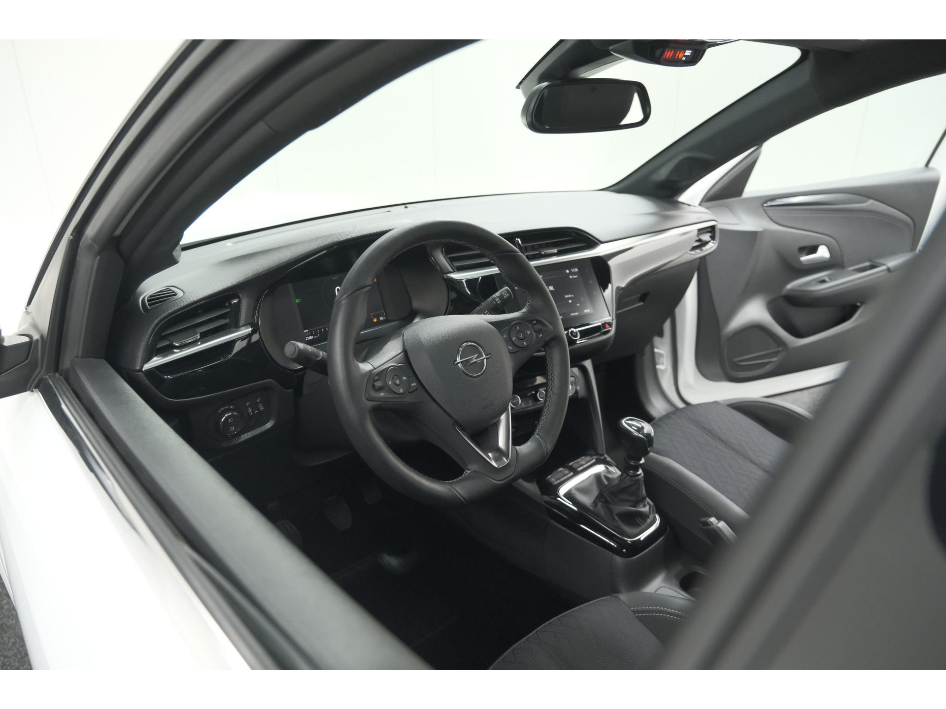 Opel Corsa 1.2 Turbo 100 Ultimate | Panoramadak | Camera | Dodehoekdetectie | Apple Carplay