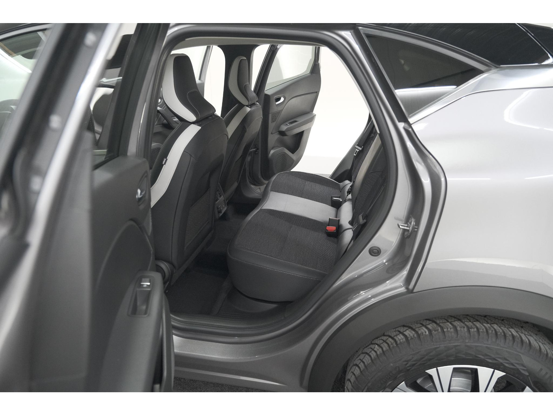 Renault Captur Mild Hybrid 140 EDC Techno | Camera | 9.3 Inch Scherm | Apple Carplay | Parkeersensoren | Allseason Banden | Stoelverwarming