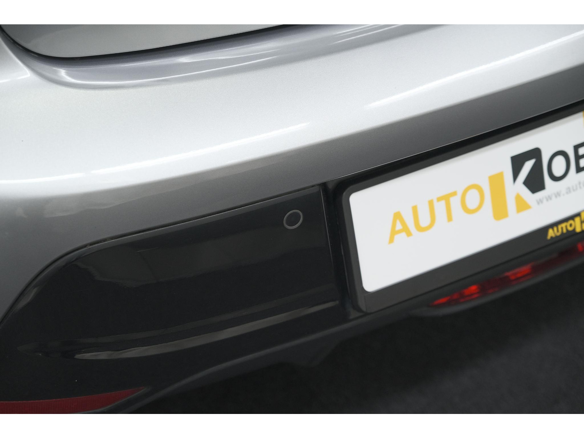 Peugeot 208 PureTech 100 EAT8 Allure | Adaptieve Cruise control |  Camera | Parkeersensoren voor + achter | Navigatie | Apple Carplay