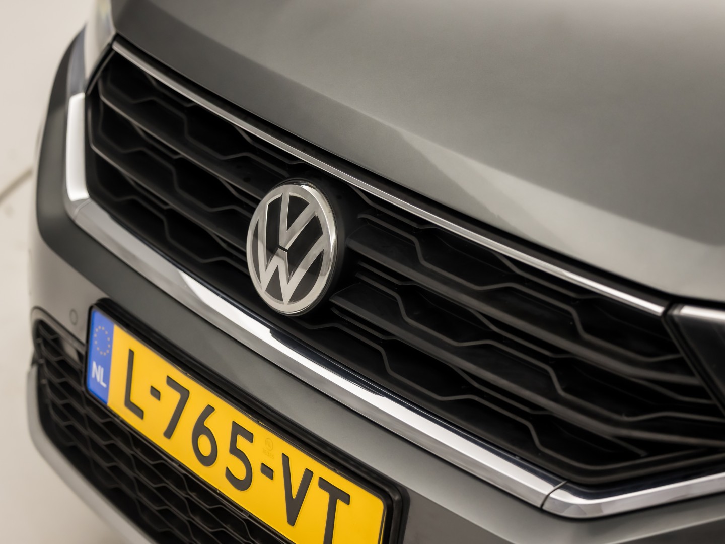 Volkswagen T-Roc 1.5 TSI Sport 150Pk (APPLE CARPLAY, GROOT NAVI, CLIMATE, STOELVERWARMING, ZWART HEMEL, LED KOPLAMPEN, SPORTSTOELEN, GETINT GLAS, ELEK ACHTERKLEP, ADAPTIVE CRUISE, NIEUWSTAAT)