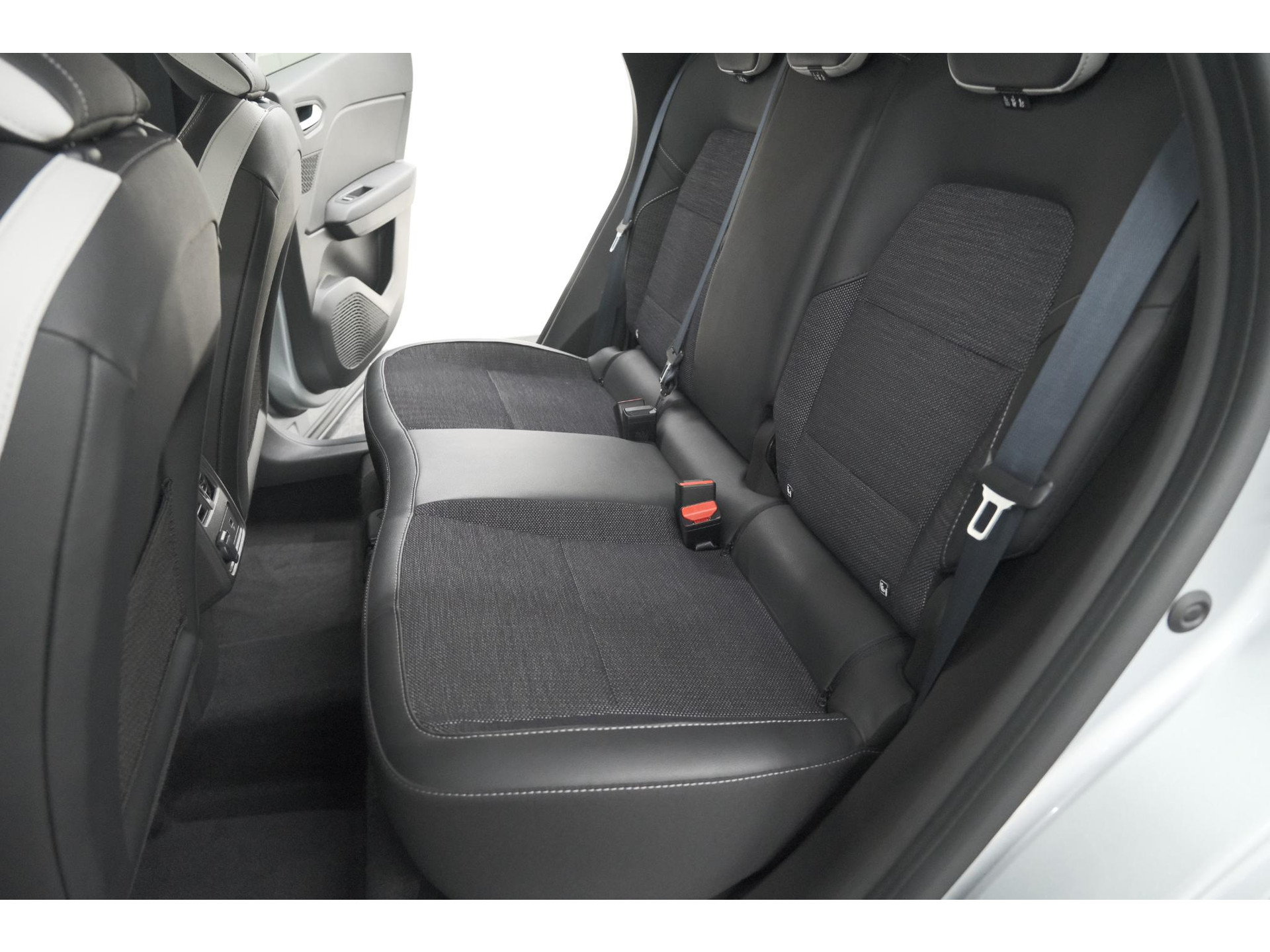 Renault Captur Mild Hybrid 140 EDC Techno | Camera | 9.3 Inch Scherm | Apple Carplay | Parkeersensoren | Allseason Banden | Stoelverwarming