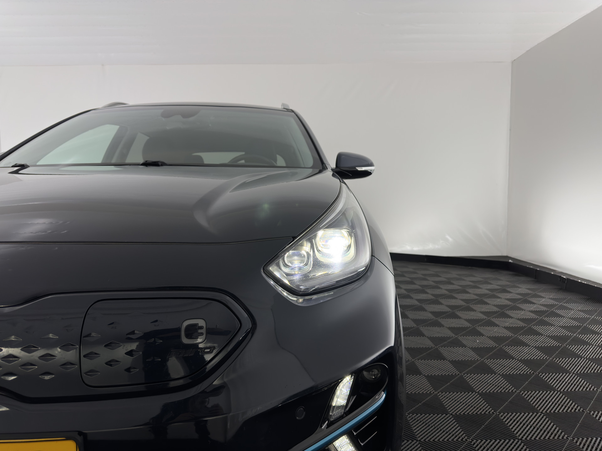 Kia e-Niro ExecutiveLine 64 kWh [ 3-Fase ] {SOH-100%} (INCL-BTW)  Aut.*HEATPUMP | LEATHER | FULL-LED | NAVI-FULLMAP | ADAPTIVE-CRUISE | CAMERA | MEMORY-PACK | LANE-ASSIST | KEYLESS | DIGI-COCKPIT | PRIVACY-GLASS | 17"ALU*