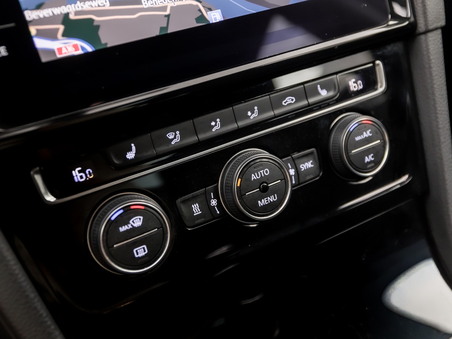 Volkswagen Golf 1.5 TSI 131PK Sportline (APPLE CARPLAY, GROOT NAVI, 4 CILINDER, CLIMATE, LED KOPLAMPEN, STOELVERWARMING, SPORTSTOELEN, GETINT GLAS, LM VELGEN, ADAPTIVE CRUISE, PARKEERSENSOREN, NIEUWSTAAT)