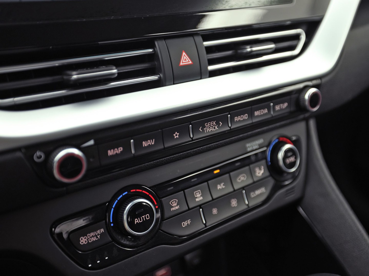 Kia Niro 1.6 GDi Hybrid DynamicLine 141Pk Automaat (APPLE CARPLAY, GROOT NAVI, CAMERA, TREKHAAK, SPORTSTOELEN, ADAPTIVE CRUISE, LANE ASSIST, NIEUWE APK, NIEUWSTAAT)