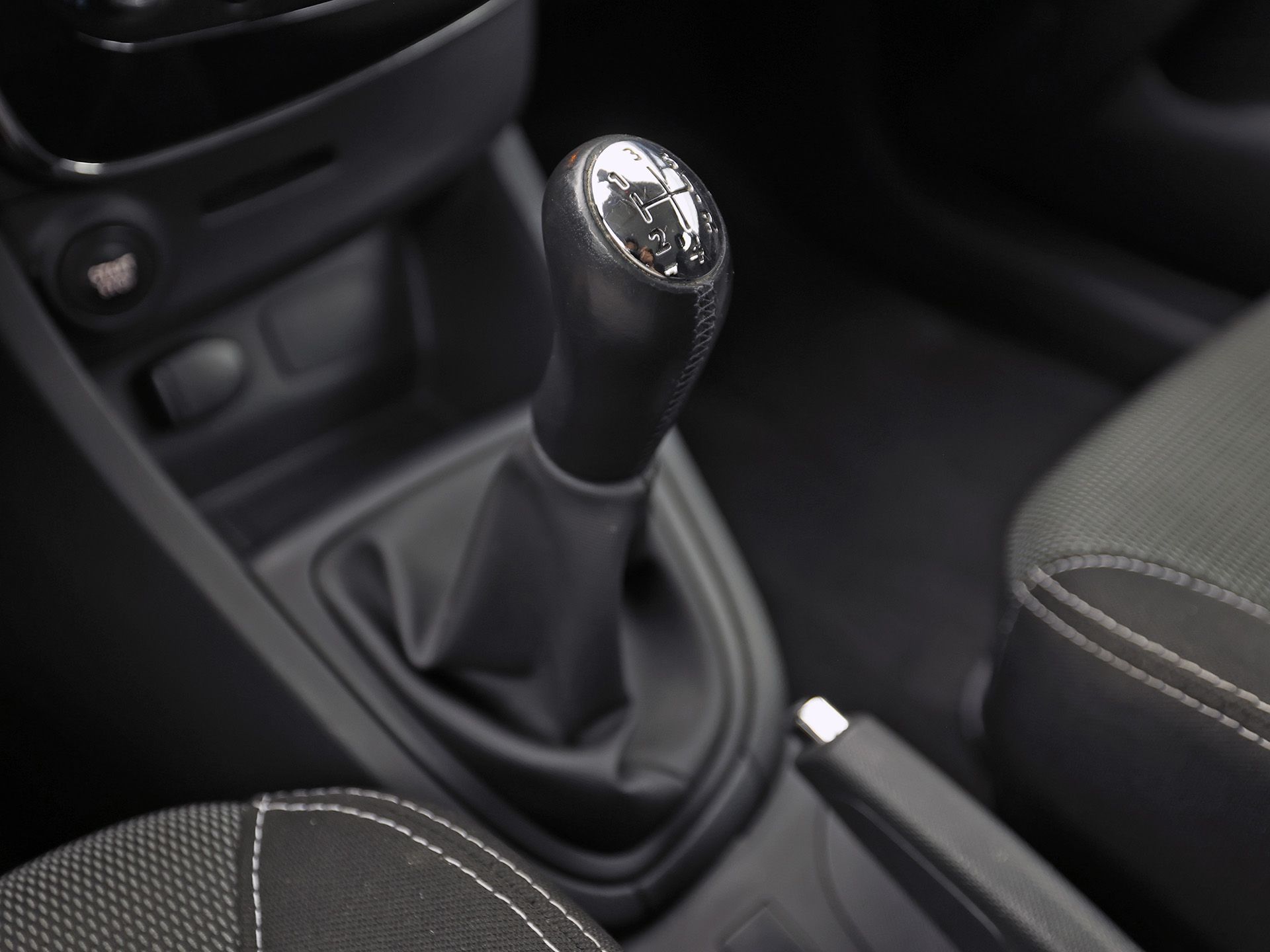 Renault Clio 0.9 TCe Dynamic Sport (NAVIGATIE, CRUISE, LM VELGEN, SPORTSTOELEN, PARKEERSENSOREN, BLUETOOTH, NIEUWE APK, NIEUWSTAAT)