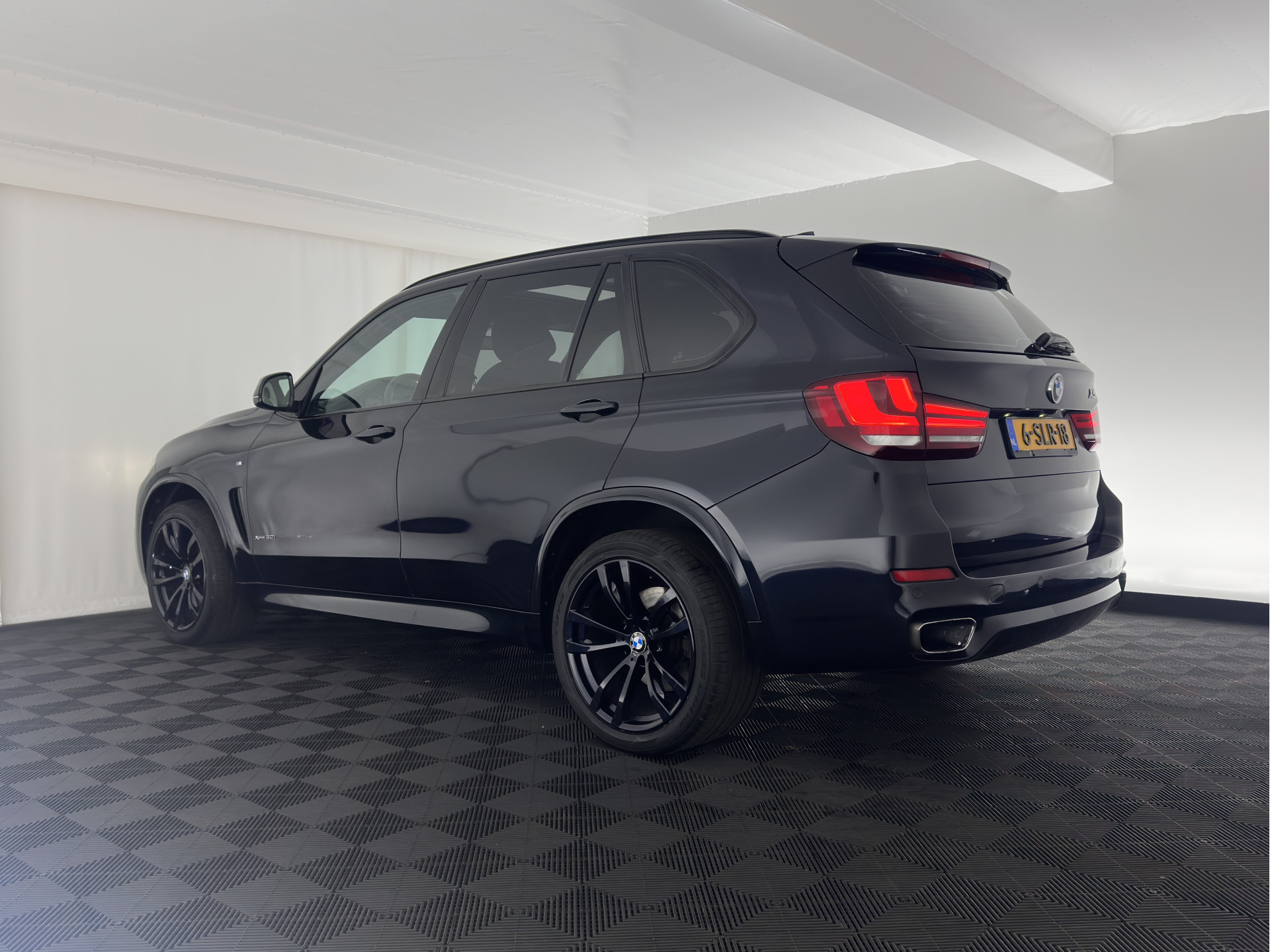 BMW X5 xDrive50i M-Sport High Executive [ 7-pers. ] Aut. *PANO | LUXURY-LEATHER | FULL-LED | HEAD-UP | MEMORY-PACK | DIGI-COCKPIT | KEYLESS | CAMERA | NAVI-FULLMAP | AMBIENT-LIGHT | HEATED-COMFORTSEATS | SHIFT-PADDLES | PRIVACY-GLASS | TOWBAR