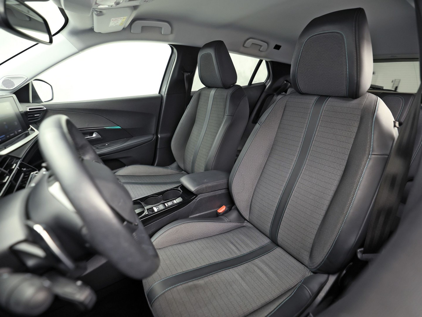 Peugeot 2008 1.2 PureTech Allure Sport Automaat VIRTUAL COCKPIT, APPLE CARPLAY, STOELVERWARMING, LEDER, SPORTSTOELEN, GETINT GLAS, ADAPTIVE CRUISE, NIEUWSTAAT)