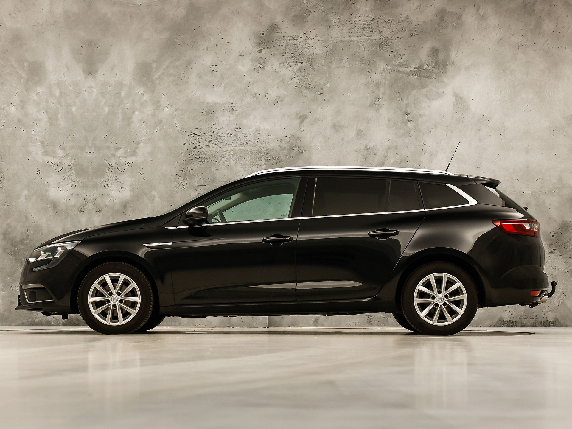 Renault Mégane Estate 1.2 TCe Bose Automaat (VIRTUAL COCKPIT, GROOT NAVI, LEDER/ALCANTARA, GETINT GLAS, STOELVERWARMING, SPORTSTOELEN, TREKHAAK, PARKEERSENSOREN, NIEUWSTAAT)