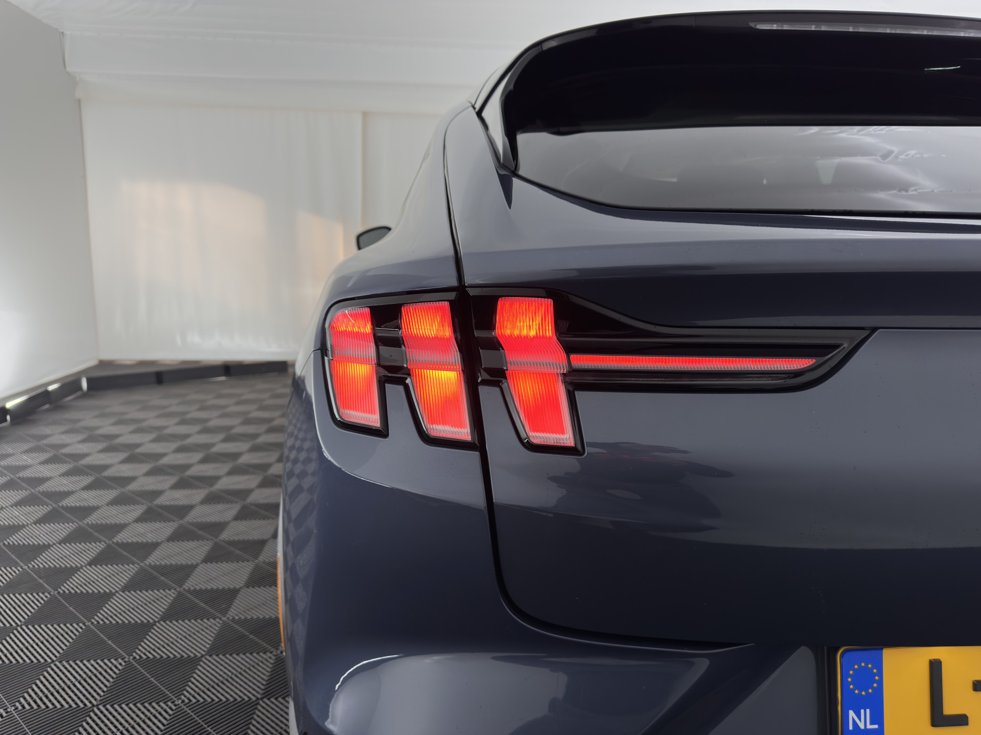 Ford Mustang Mach-E RWD 75 kWh [3-Fase ] {SOH-90%} (INCL-BTW) Aut.*LEATHER | FULL-LED | DAB | DIGI-COCKPIT | KEYLESS | NAVI-FULLMAP | CARPLAY | HEATED-COMFORTSEATS | TOPVIEW |  ADAPTIVE-CRUISE | PRIVACY-GLASS | 18'' ALU*