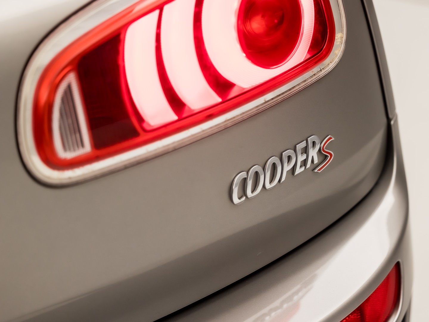 MINI Clubman 2.0 Cooper S Chilli 192Pk Automaat (PANORAMADAK, GROOT NAVI, MEMORY SEAT, LEDER, HARMAN/KARDON, CAMERA, STOELVERWARMING, LED KOPLAMPEN, NIEUWSTAAT)