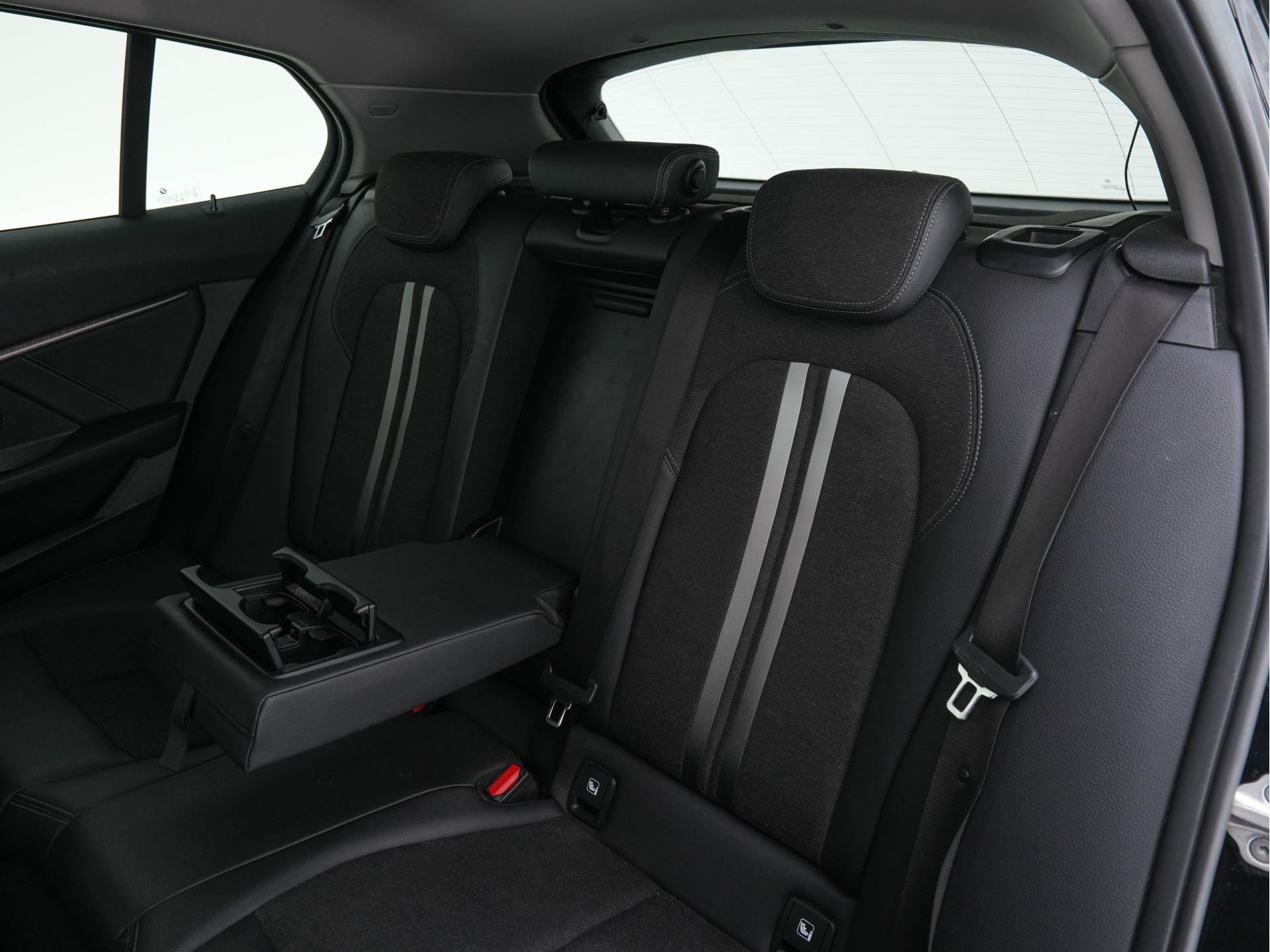 BMW 1-serie 116d Executive Edition Sport-Line (INCL-BTW) *DIGI-COCKPIT | FULL-LED | NAVI-FULLMAP | LEATHER-MICROFIBRE | AMBIENT-LIGHT | CARPLAY | CRUISE | KEYLESS | HEATED-SPORTSEATS | PRIVACY-GLASS | DAB | ECC | PDC | 17"ALU*