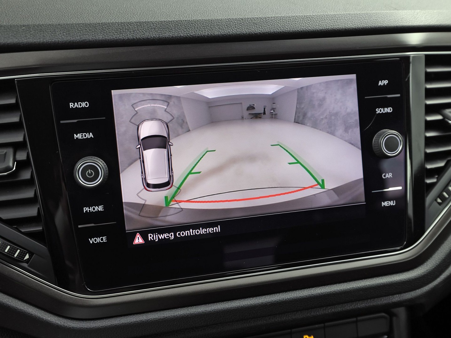 Volkswagen T-Roc 1.5 TSI Sport 150Pk (APPLE CARPLAY, GROOT NAVI, STUUR/STOELVERWARMING, CAMERA, SPORTSTOELEN, ADAPTIVE CRUISE, CLIMATE, NIEUWE APK, NIEUWSTAAT)