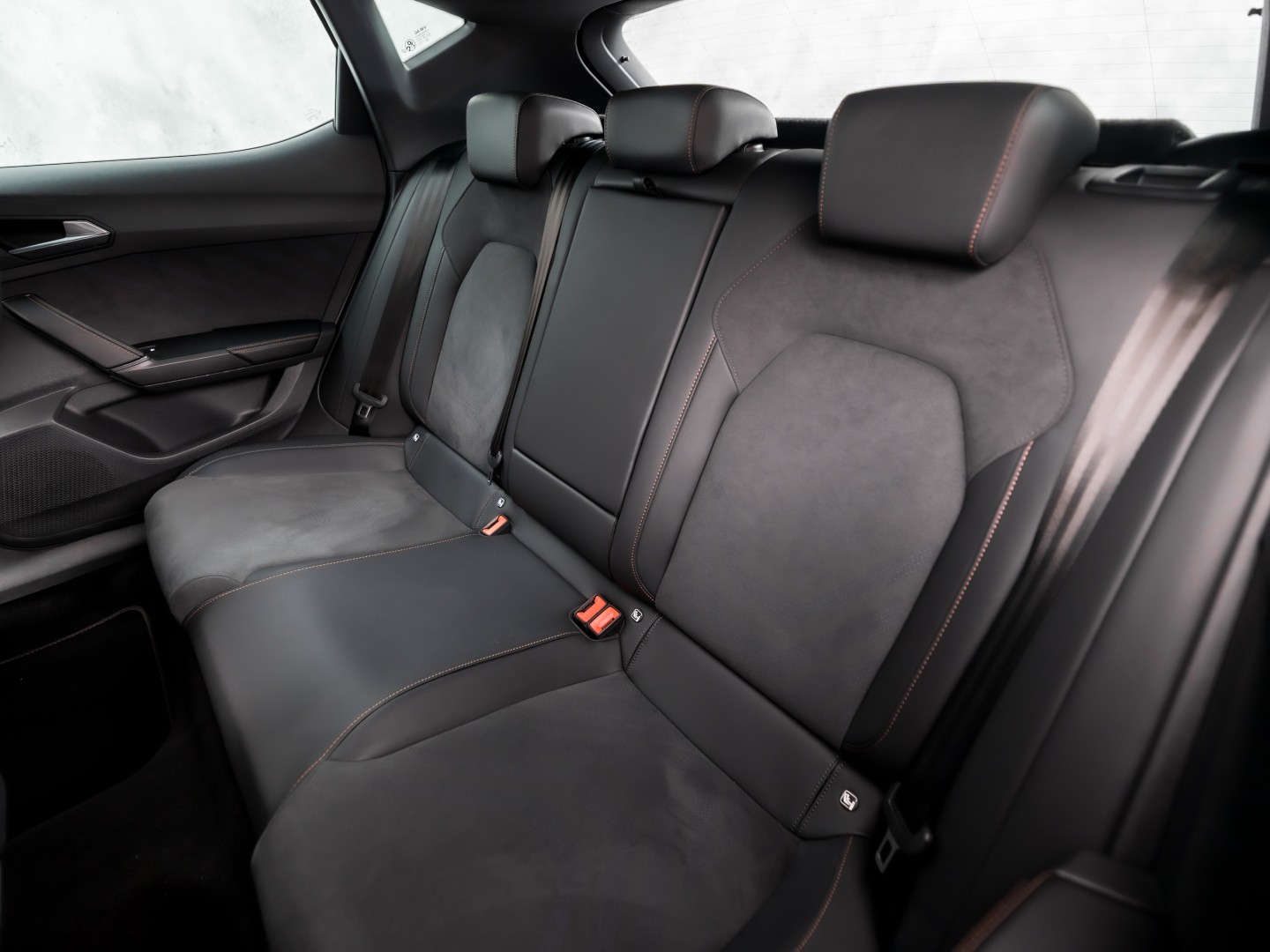 CUPRA Leon 1.5 TSI Sport 150Pk Automaat (APPLE CARPLAY, GROOT NAVI, KUIPSTOELEN, SENNHEISER AUDIO, CAMERA, STUUR/STOELVERWARMING, GETINT GLAS, NIEUWSTAAT)