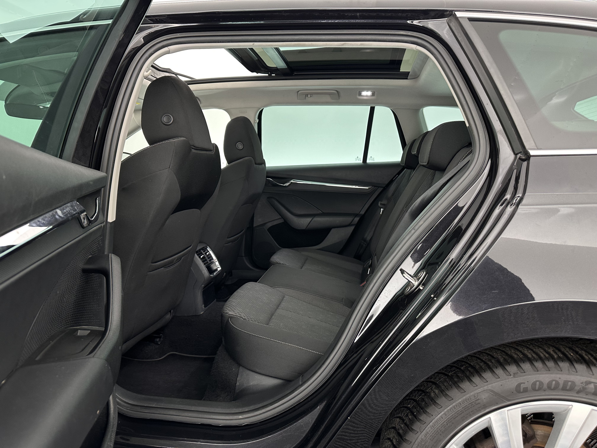 ŠKODA Octavia Combi 1.0 TSI Style (INCL-BTW) *PANO | FULL-LED | LANE-ASSIST | DIGI-COCKPIT | HEATED-COMFORTSEATS | NAVI-FULLMAP | PRIVACYGLASS | KEYLESS | DAB | ECC | PDC | CRUISE | TOWBAR | 18''ALU*