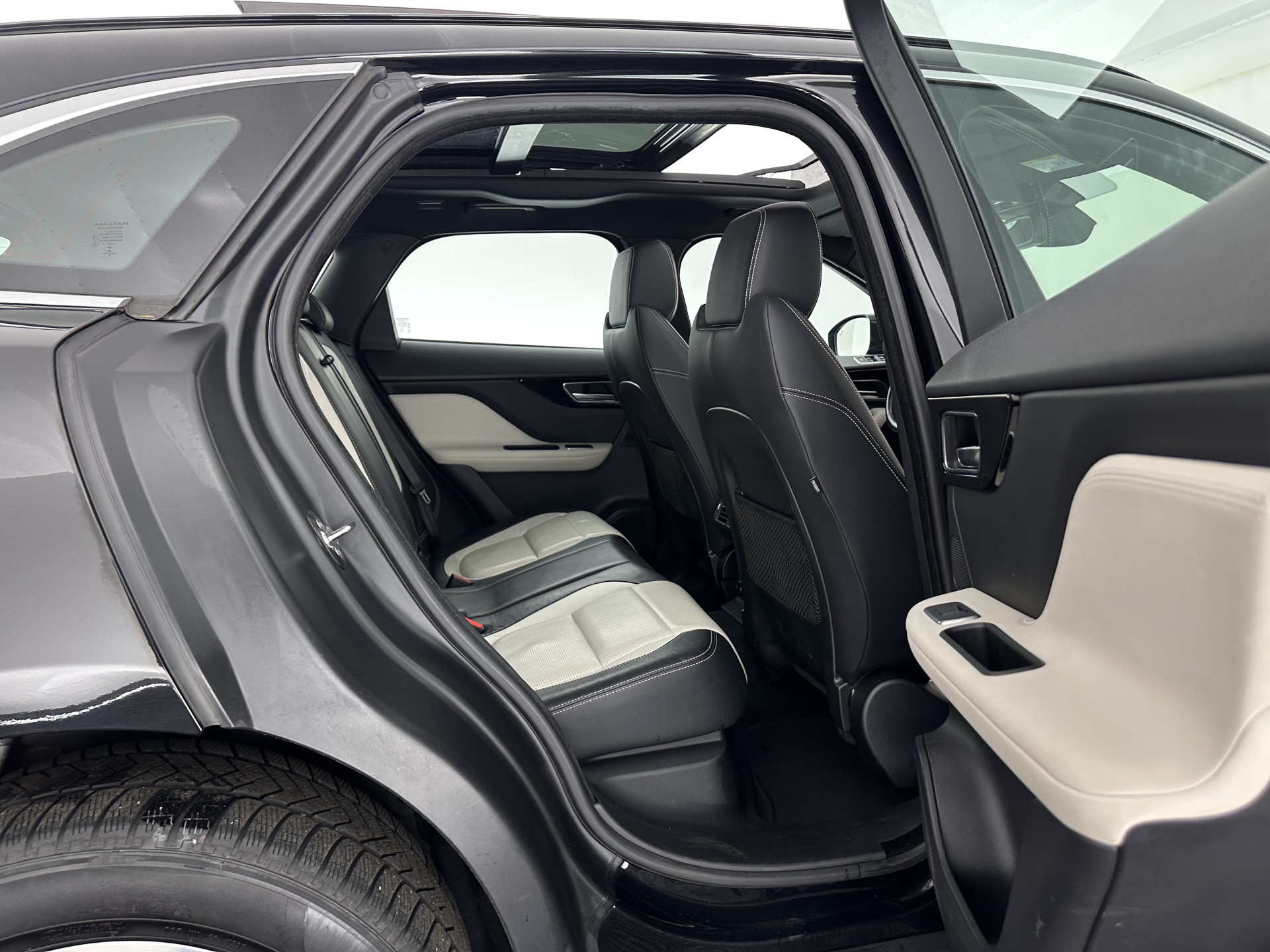 Jaguar F-PACE 3.0 S AWD R-Dynamic Aut *PANO | LEATHER | BLINDSPOT | FULL-LED | MERIDIAN-AUDIO | HEATED-SPORTSEATS | NAVI-FULLMAP | KEYLESS | CAMERA | CARPLAY | SHIFTPADDLES | PDC | LANE-ASSIST | MEMORY-PACK | DIGI-COCKPIT | .