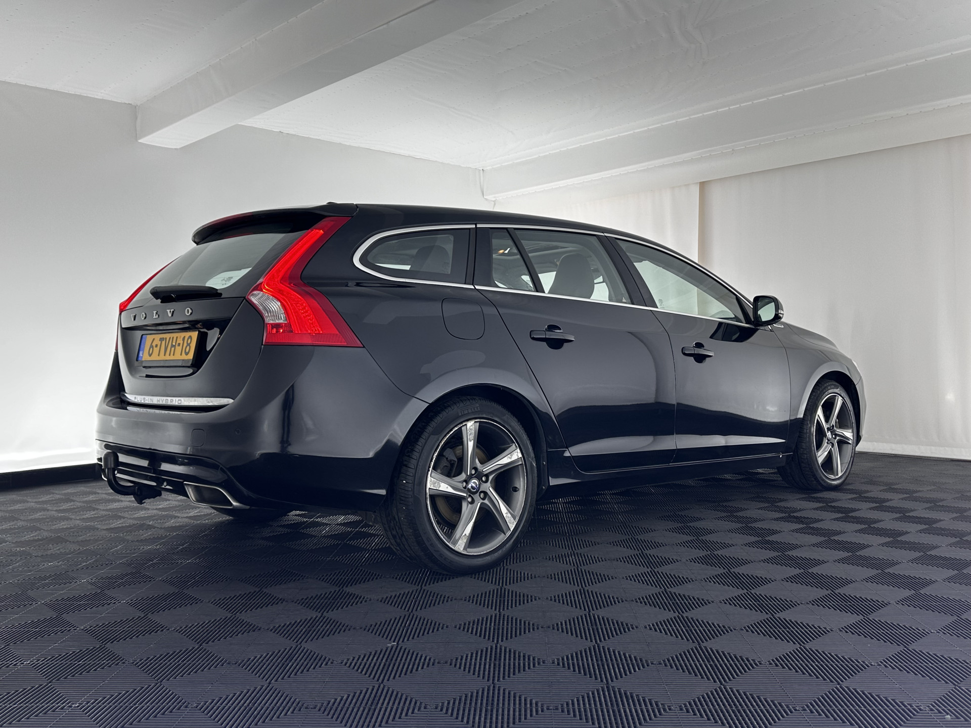 Volvo V60 2.4 D6 AWD Hybrid Summum ( Plug-In) Aut. *PANO | BI-XENON | LEATHER | PREMIUM-SOUND-AUDIO | NAVI-FULLMAP | MEMORY-PACK | ADAPTIVE-CRUISE | CAMERA | HEATED-SPORTSEATS | TOWBAR | BLINDSPOT | 18"ALU*