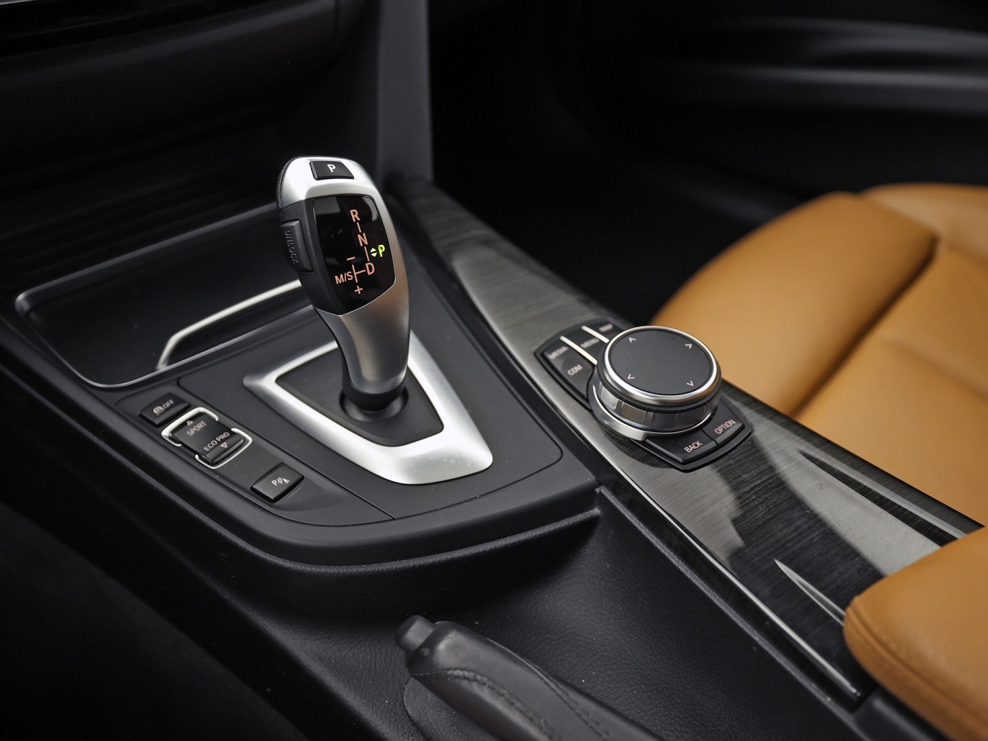 BMW 3 Serie 318i M Sport Automaat (PANORAMADAK, M PAKKET, GROOT NAVI, CAMERA, DEALER ONDERHOUDEN, COGNAC LEDER, SPORTSTOELEN, STOELVERWARMING, VIRTUAL COCKPIT, NIEUWSTAAT)