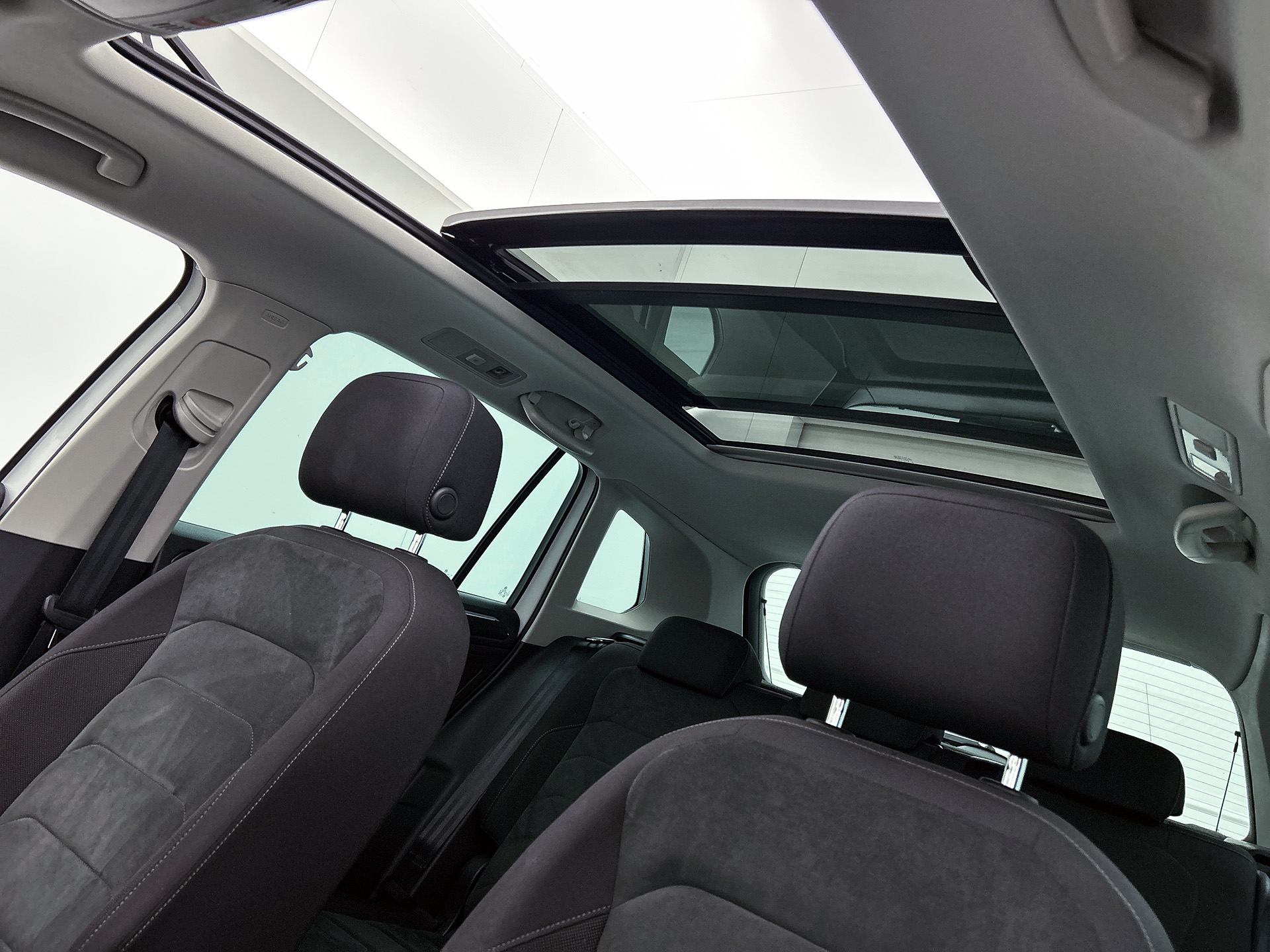 Volkswagen Tiguan 2.0 TSI 4Motion Highline Business R | PANORAMA | HEAD UP | ADAPTIVE | ELEKTR. A-KLEP | STOELVERW. | NAVI |