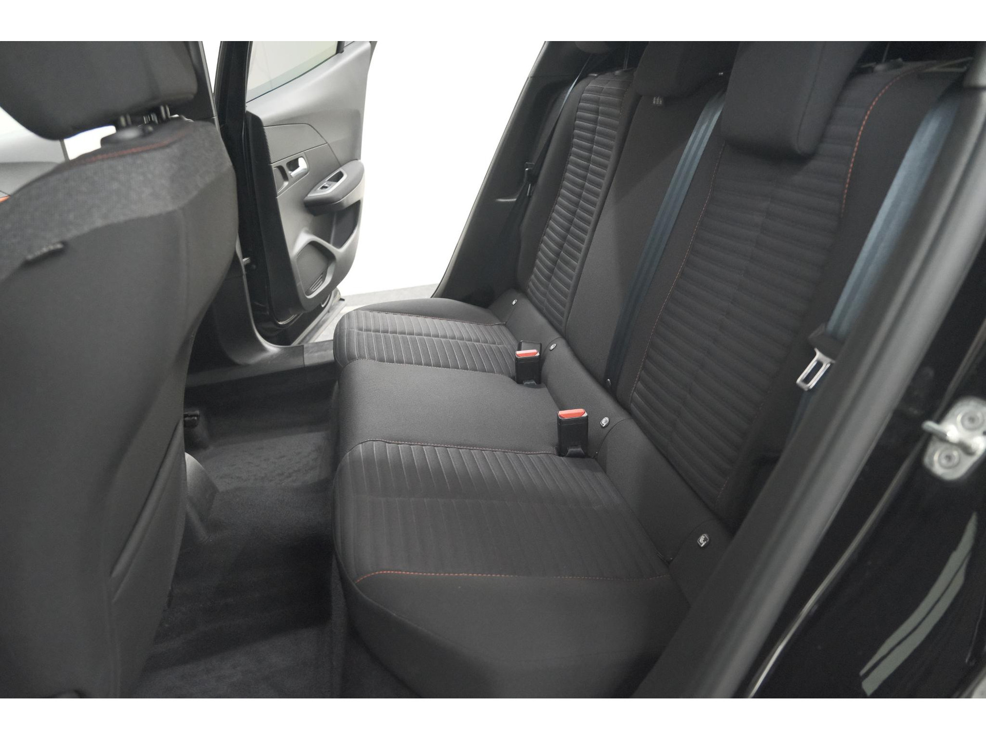 Peugeot 2008 PureTech 130 EAT8 Active Pack | Parkeersensoren | Apple CarPlay | Climate Control | Stoelverwarming