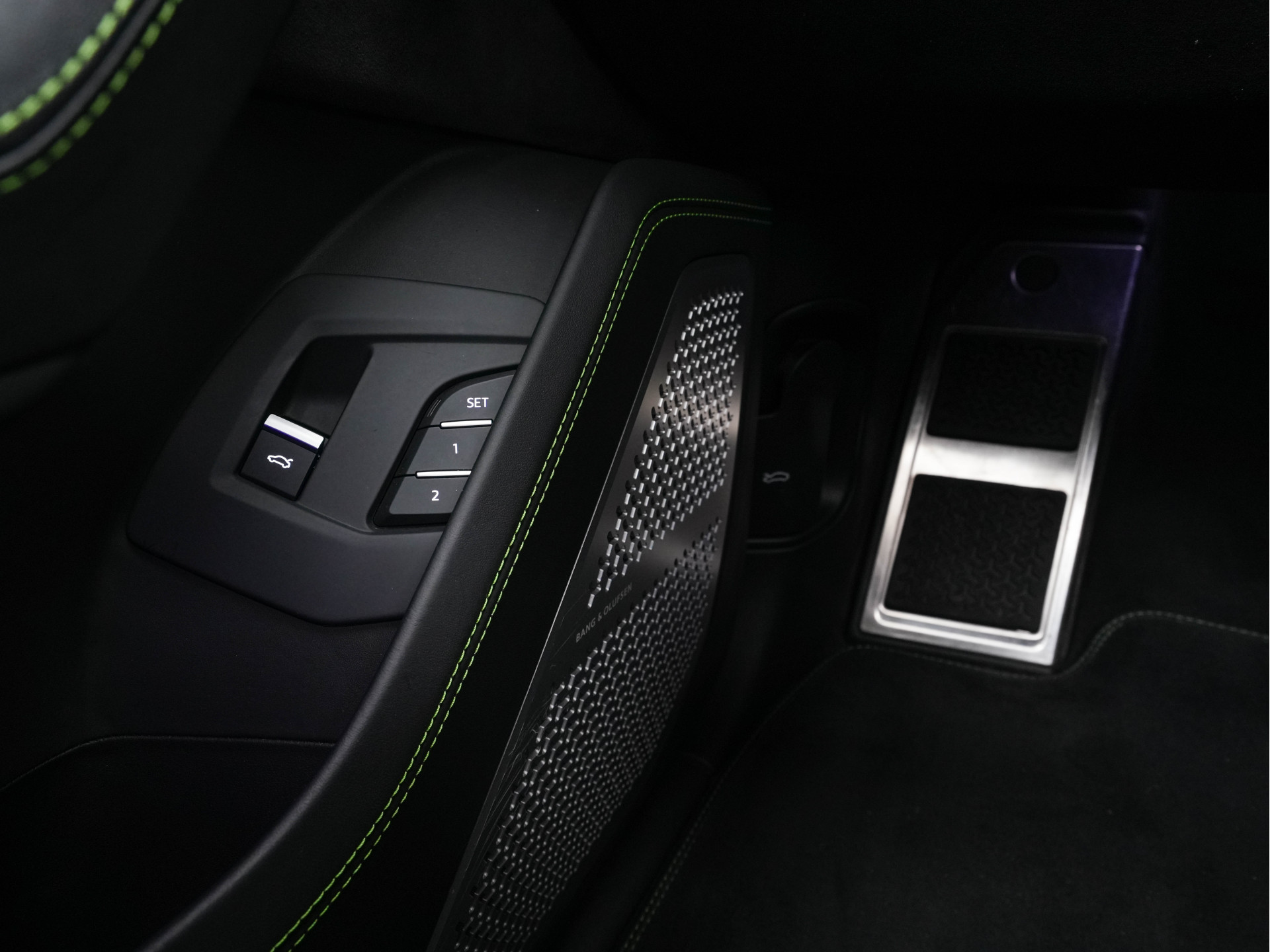 Lamborghini Urus 4.0 V8 Pearl Capsule (INCL-BTW) *CERAMIC-BRAKES | PANO | HEAD-UP | SOFT-CLOSE | LEATHER-ALCANTARA | FULL-LED | NIGHT-VISION | BANG&OLUFSEN | MEMORY-PACK | HEATED-SPORTSEATS | TOP-VIEW | ADAPTIVE-CRUISE | ...