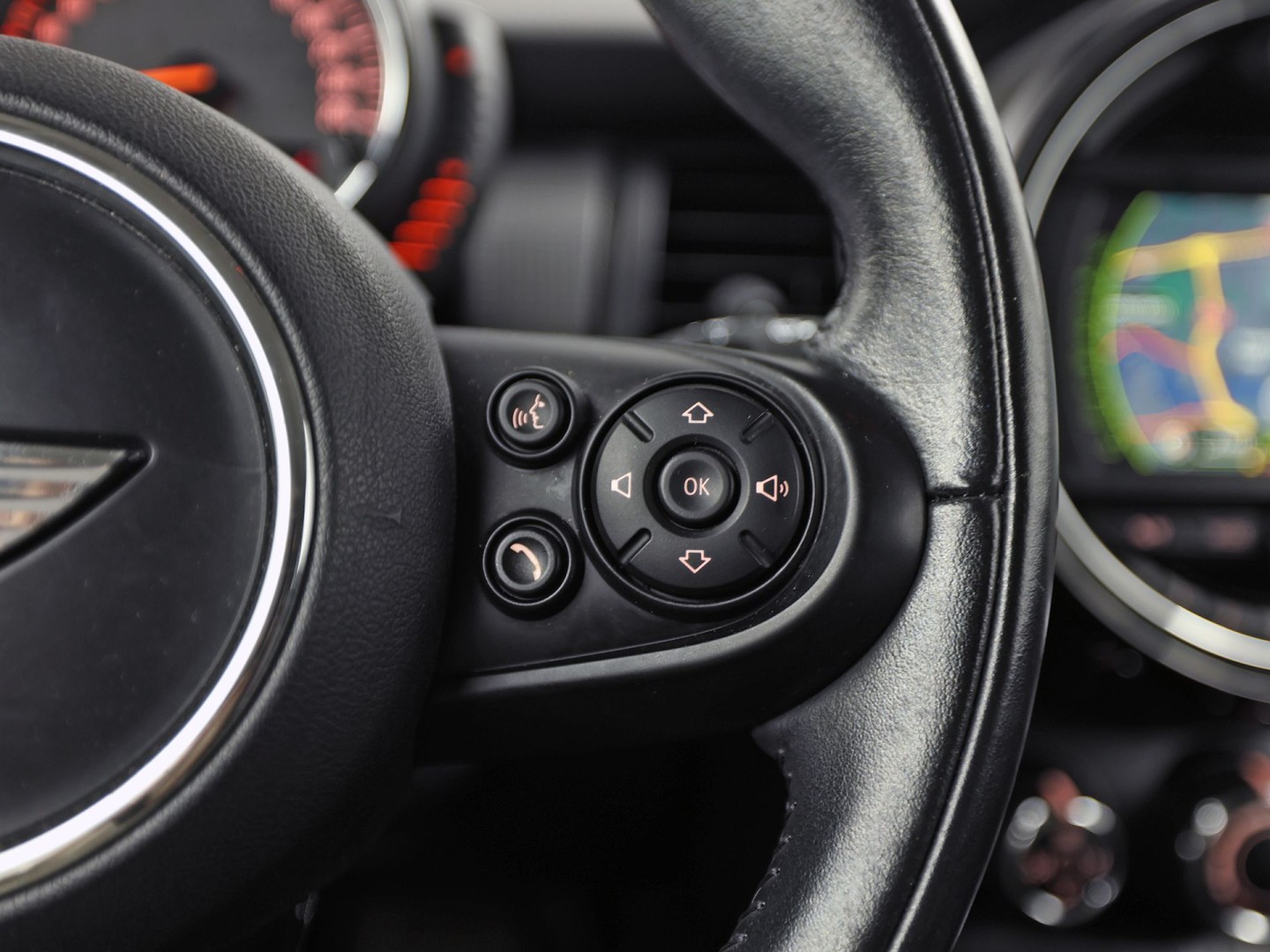 MINI 3-deurs 1.5 Cooper Sport 136Pk (NAVIGATIE, GETINT GLAS, AIRCO, BLUETOOTH, LM VELGEN, SPORTSTOELEN, CRUISE, NIEUWE APK, NIEUWSTAAT)