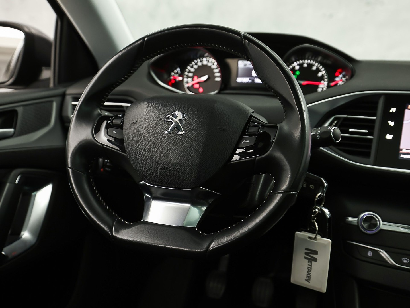 Peugeot 308 SW 1.2 PureTech Sport (PANORAMADAK, APPLE CARPLAY, GROOT NAVI, TREKHAAK, GETINT GLAS, SPORTSTOELEN, PARKEERSENSOREN, CRUISE, NIEUWSTAAT)