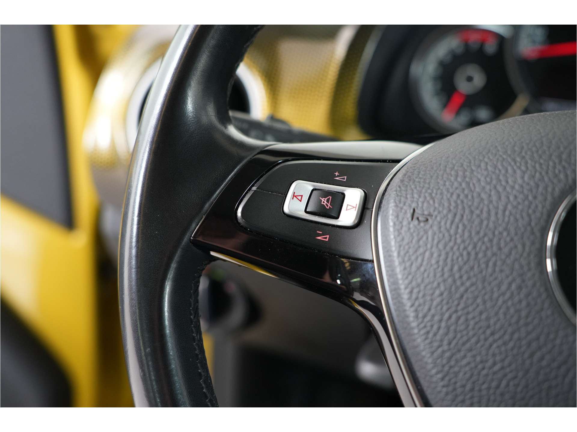 Volkswagen Up! 1.0 EcoFuel move up! | 5 drs. | Aardgas | Cruise | Stl. verw. | PDC | Climate | Lichtautomaat |
