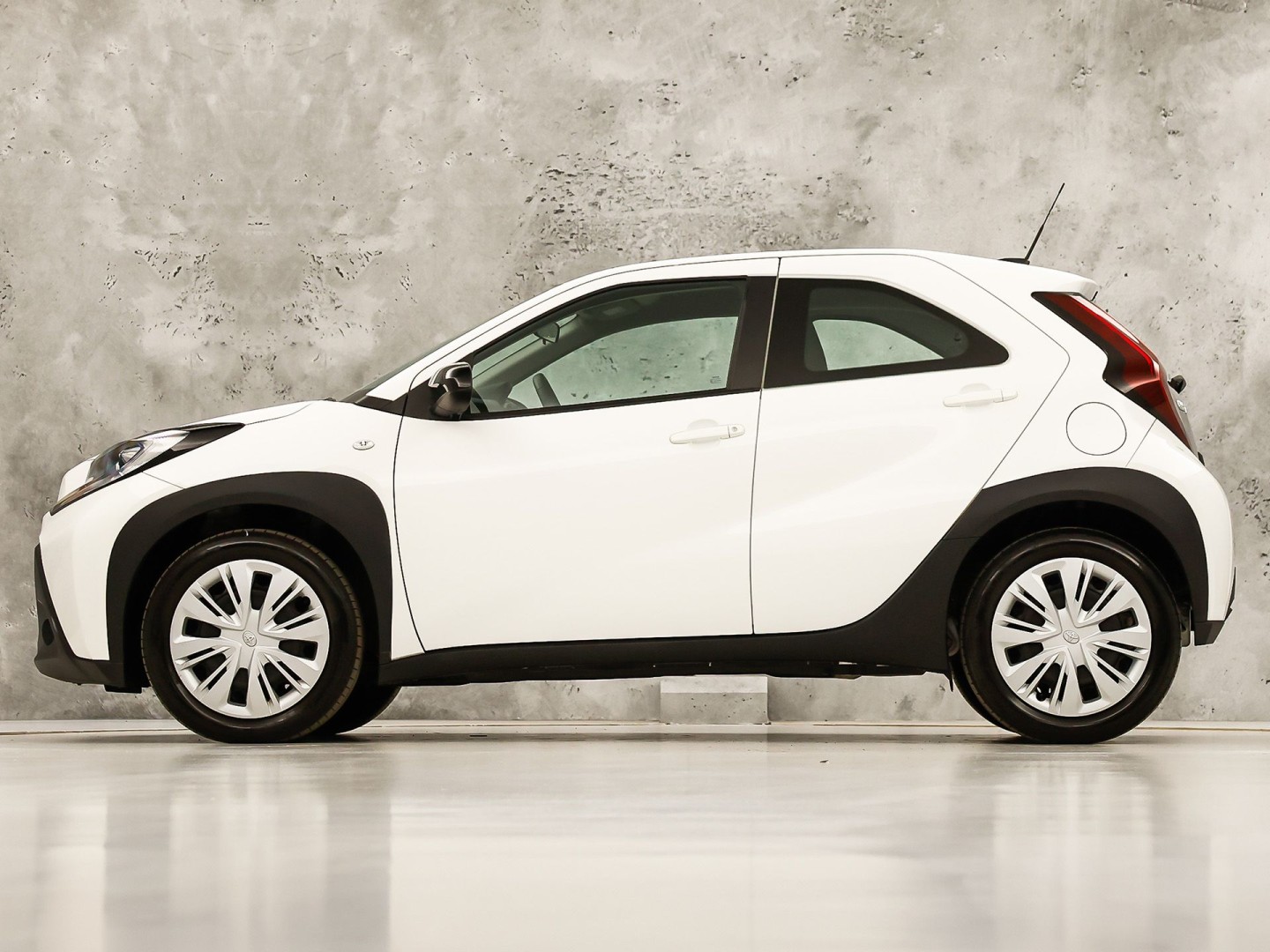 Toyota Aygo 1.0 VVT-i MT Play (APPLE CARPLAY, NAVIGATIE, ADAPTIVE CRUISE, SPORTSTOELEN, LANE ASSIST, CAMERA, NIEUWSTAAT)