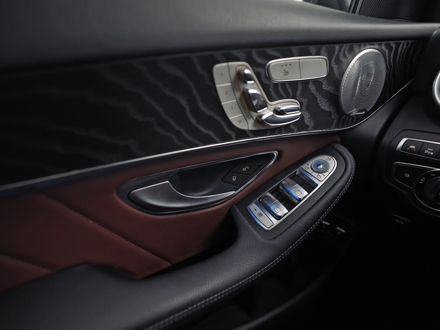 Mercedes-Benz GLC 250 4MATIC Edition 1 AMG Sport 211Pk Automaat (SCHUIFDAK, LUCHTVERING, GROOT NAVI, HEAD-UP DISPLAY, MEMORY SEATS, 360 CAMERA, BURMESTER, STOELVERWARMING ACHTER, TREKHAAK WEGKLAPBAAR, NIEUWSTAAT)