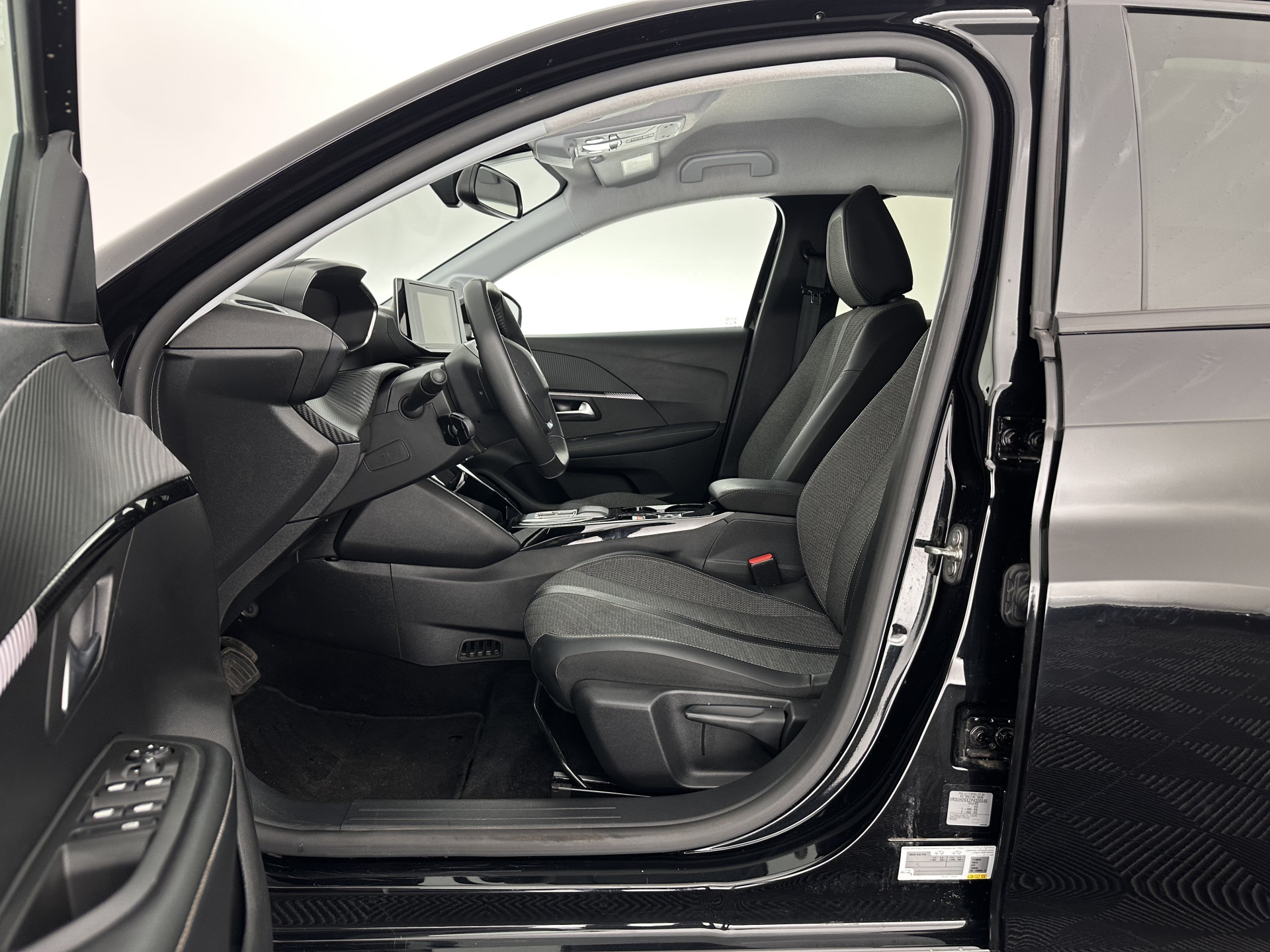 Peugeot e-208 EV Style 50 kWh [3-Fase-11kW] {SOH-96%} (INCL-BTW) Aut. *LEATHER-FABRIC | FULL-LED | HEATED-SPORTSEATS | KEYLESS | PRIVACYGLASS | DAB+ | NAVI-FULLMAP | ECC | PDC | CRUISE | CARBON-INLAY | DIGI-COCKPIT | 16''ALU*