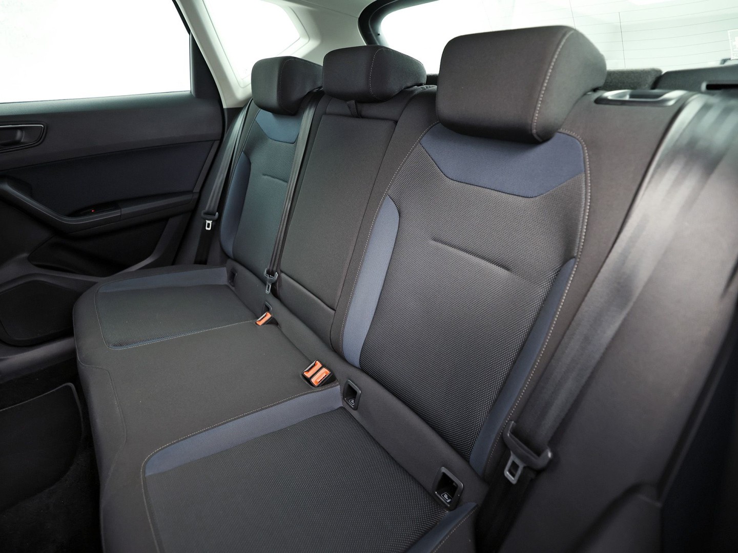 SEAT Ateca 1.0 TSI Sport (GROOT NAVI, APPLE CARPLAY, CAMERA, GETINT GLAS, LM VELGEN, CLIMATE, AUTOMATISCH INPARKEREN, NIEUWE APK)