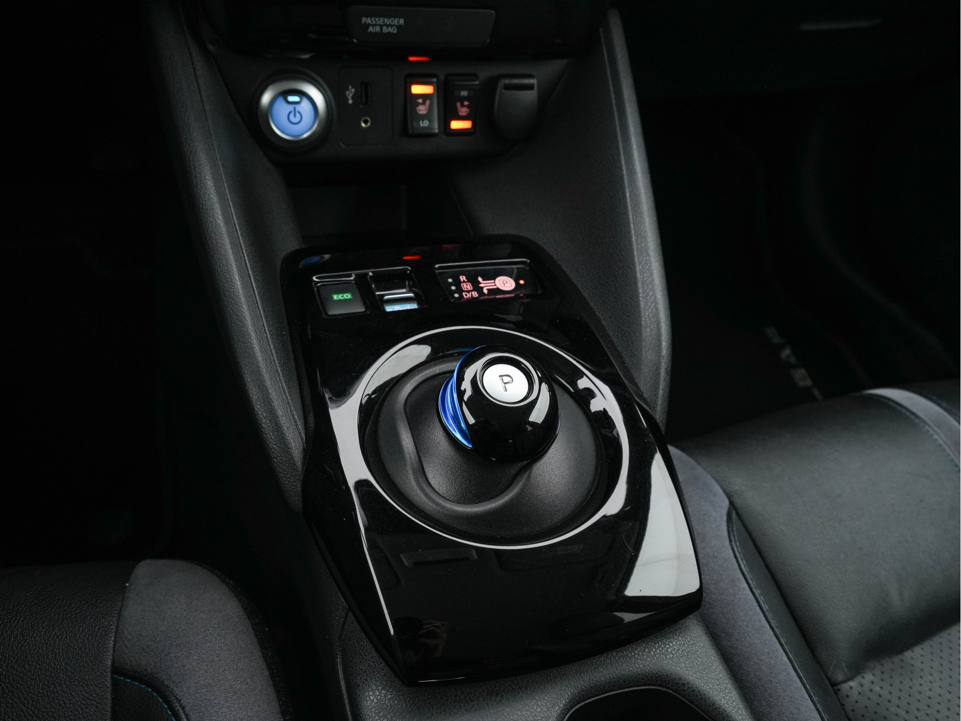 Nissan LEAF Tekna 40 kWh *LUXURY-LEATHER | FULL-LED | KEYLESS | NAVI-FULLMAP | BLIND-SPOT | BOSE-SOUND | DAB+ | HEATED-COMFORTSEATS | DIGI-COCKPIT | PRIVACY-GLASS | TOPVIEW-CAMERA | 17"ALU*