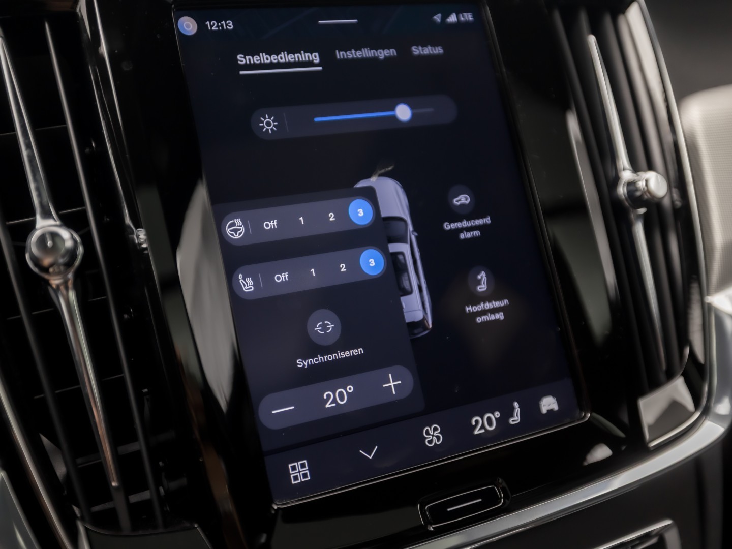 Volvo V90 2.0 T6 Plug-in hybrid AWD Ultimate Dark 350Pk Automaat (PANORAMADAK, HARMAN/KARDON, LUCHTVERING, MEMORY SEATS, 360 CAMERA, HEAD-UP DISPLAY, STUUR/STOELVERWARMING, ZWART HEMEL, NIEUWSTAAT)