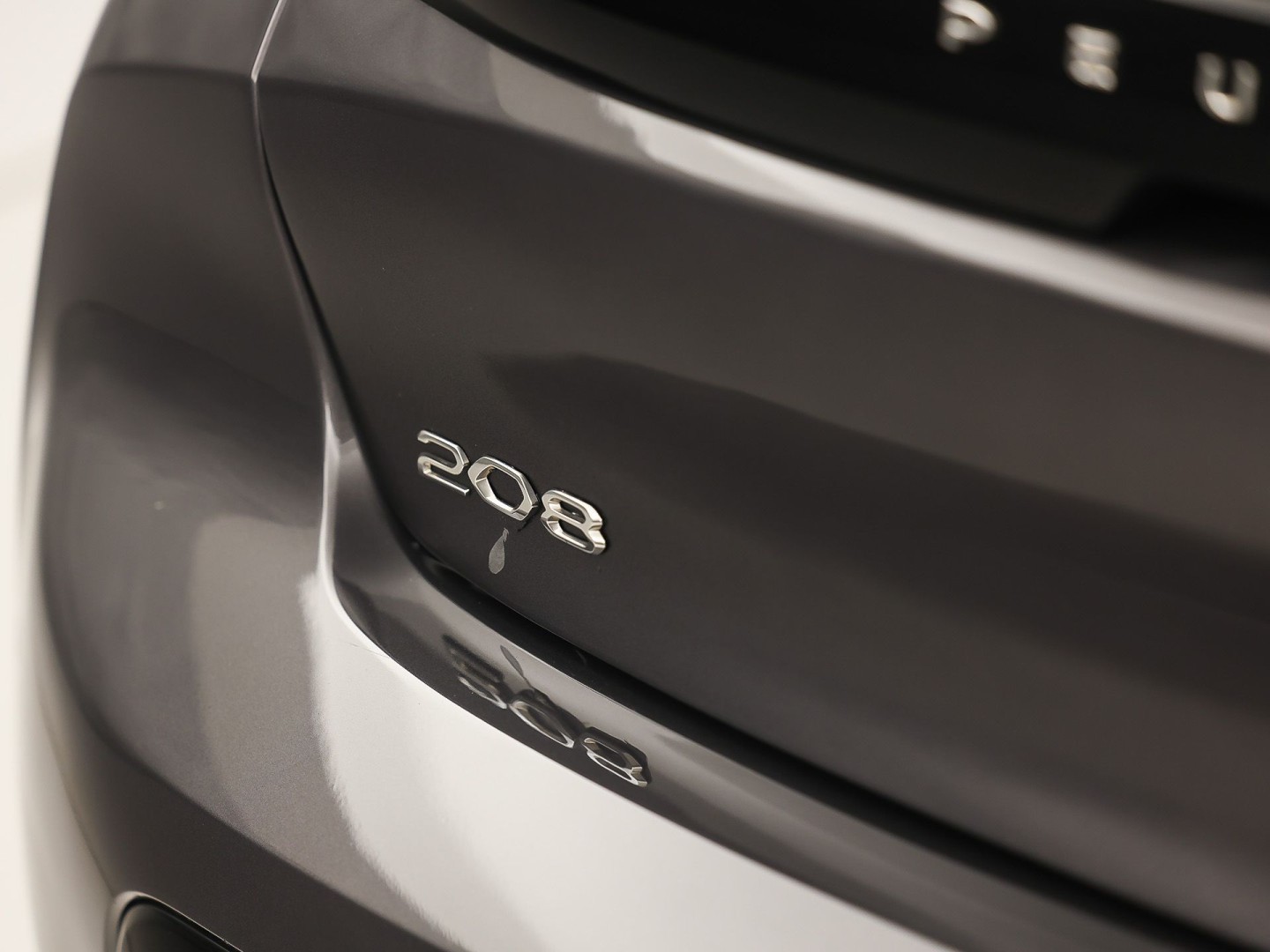 Peugeot 208 1.2 PureTech GT-Line Automaat (VIRTUAL COCKPIT, APPLE CARPLAY, GROOT NAVI, LEDER, 360 CAMERA, SPORTSTOELEN, GETINT GLAS, LM VELGEN, LANE ASSIST, NIEUWSTAAT)