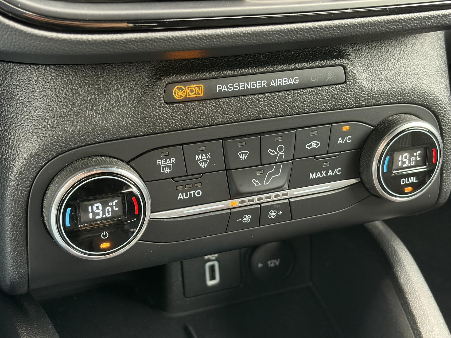 Ford Focus 1.0 EcoBoost ST Line Business 2e Eigenaar l Navi l Clima l Cruise l 125pk l Keyless l Pdc V+A l 18 '' Lmv  l N.A.P l Apk tot 02-2028