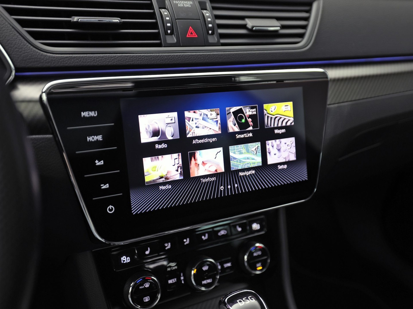Škoda Superb Combi 1.4 TSI iV Sportline 218Pk Automaat (PANORAMADAK, 360 CAMERA, VIRTUAL COCKPIT, MEMORY SEATS, CANTON AUDIO, STOELVERWARMING, ADAPTIVE CRUISE, SFEERVERLICHTING, APPLE CARPLAY, NIEUWSTAAT)