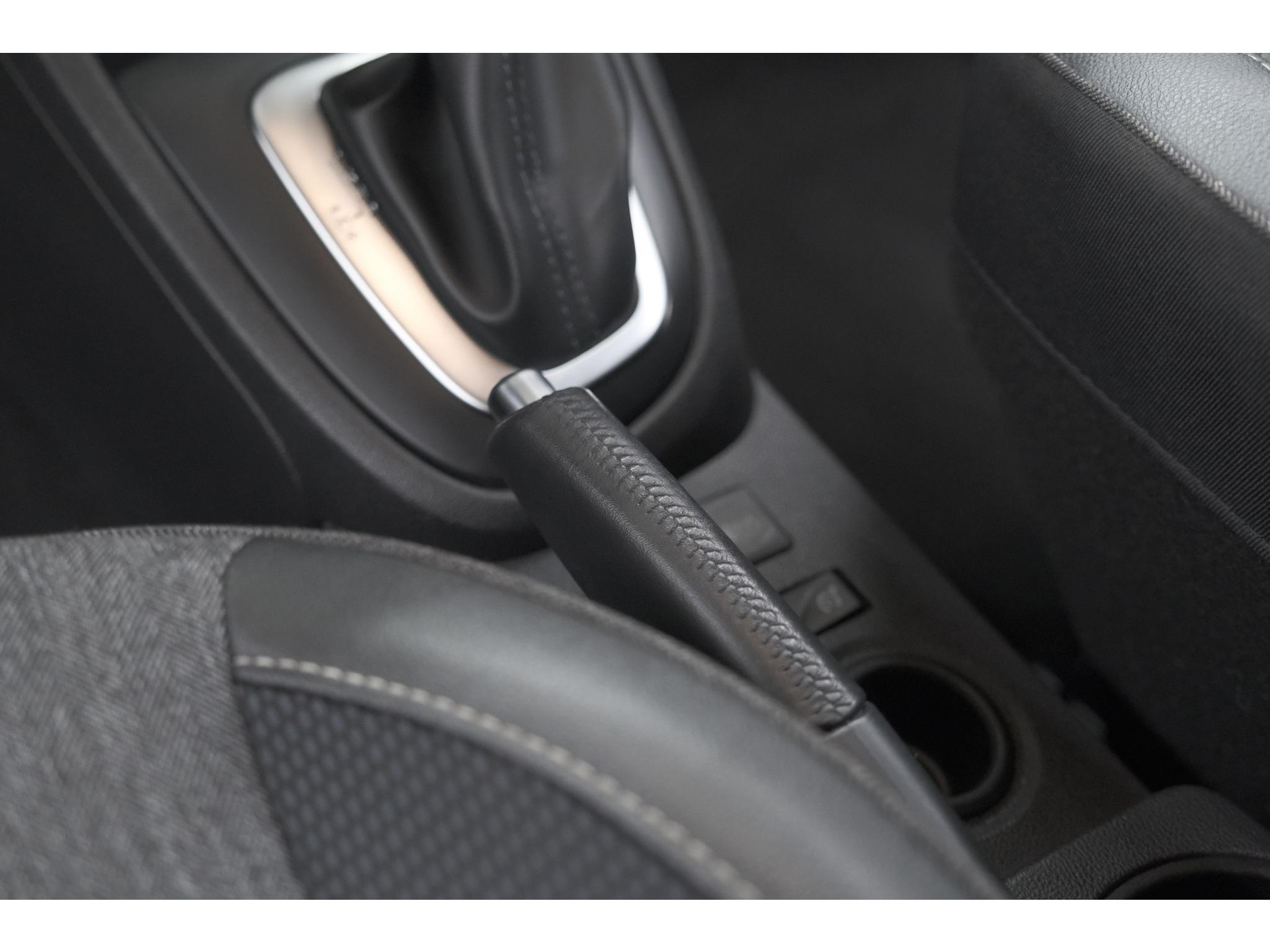 Renault Captur TCe 150 EDC Intens | Trekhaak | Navigatie | Parkeersensoren