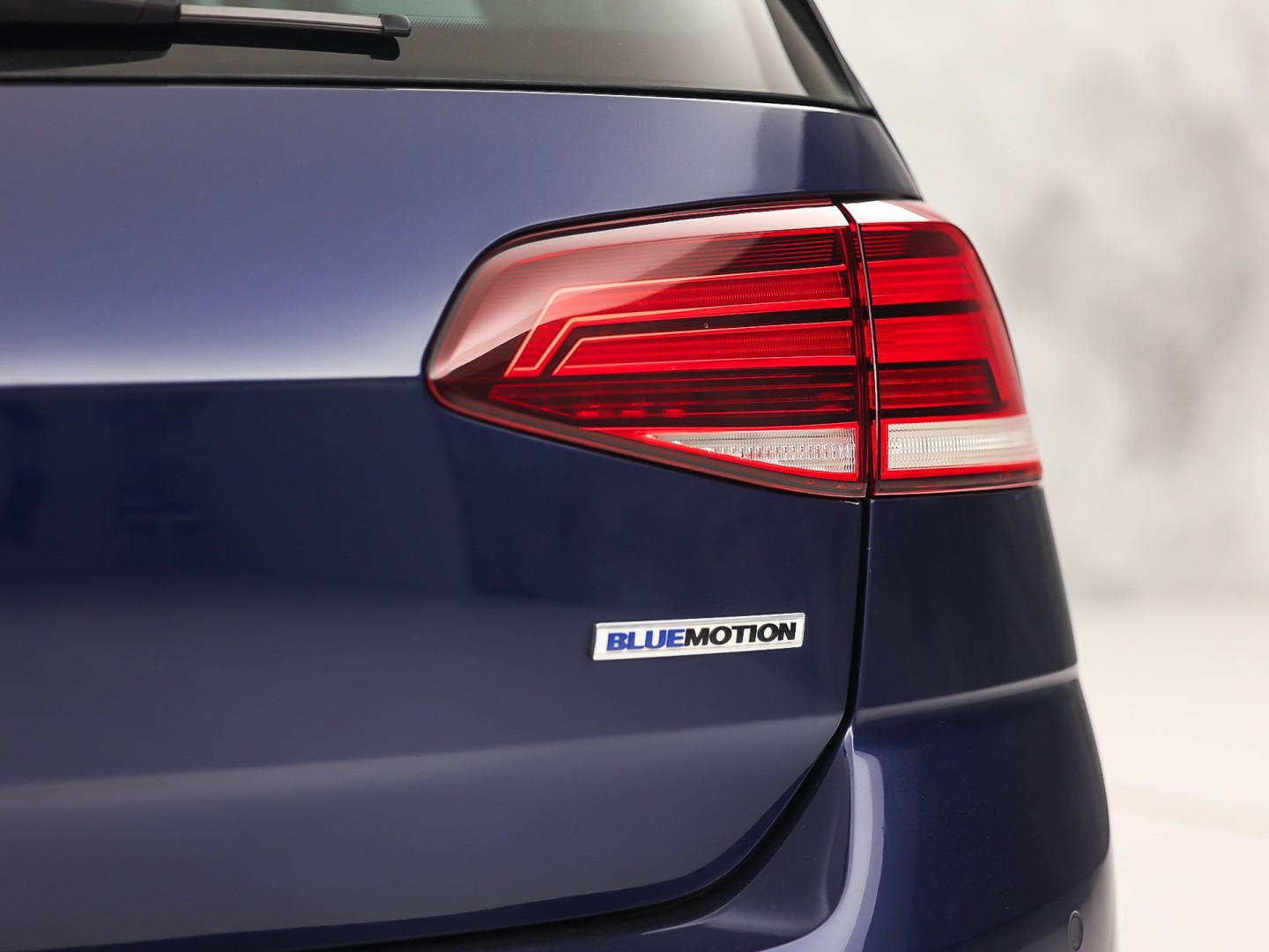 Volkswagen Golf 1.5 TSI Sportline (APPLE CARPLAY, GROOT NAVI, CLIMATE, STOELVERWARMING, SPORTSTOELEN, LED KOPLAMPEN, PARKEERSENSOREN, ADAPTIVE CRUISE, NIEUWSTAAT)