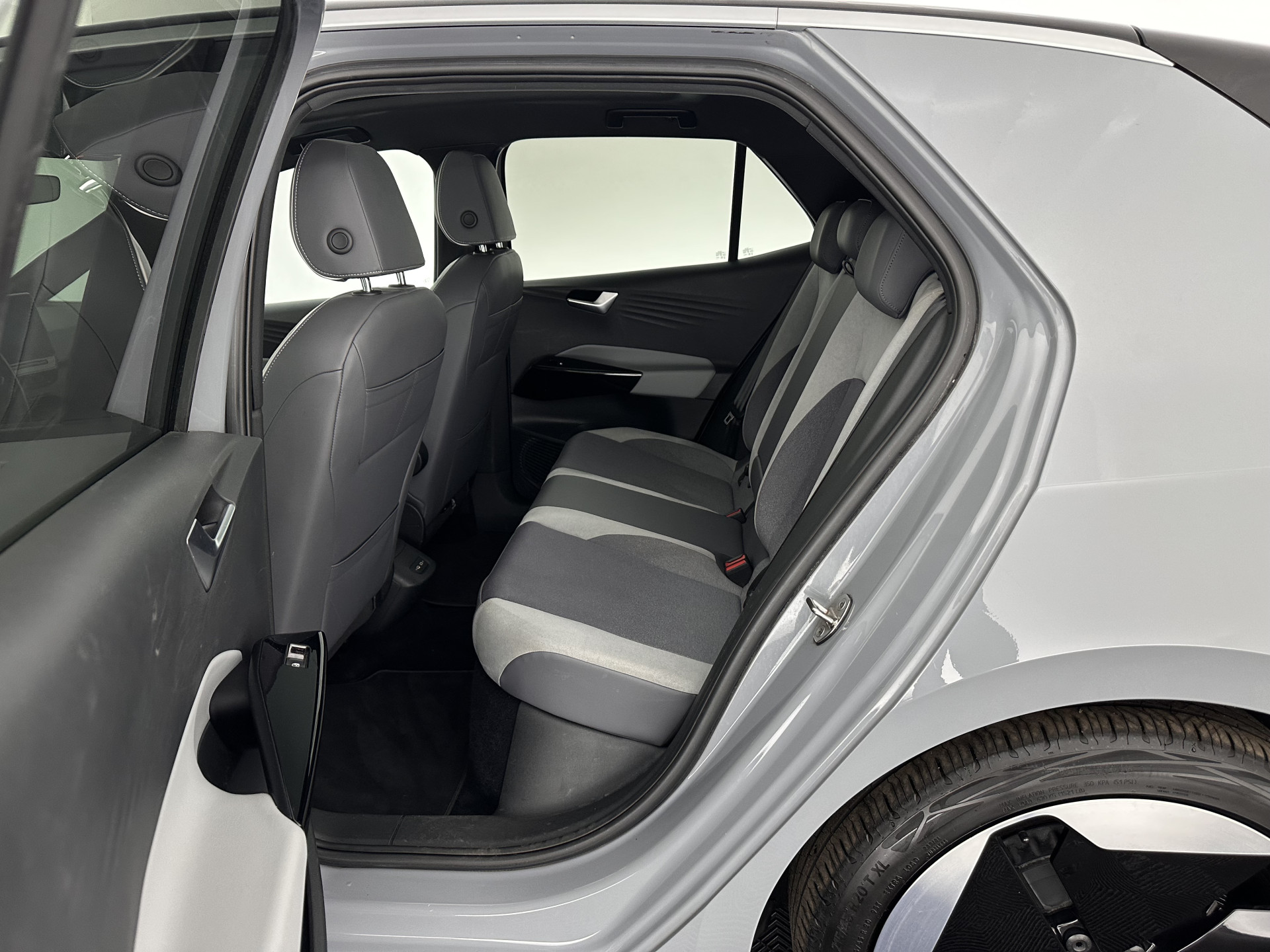 Volkswagen ID.3 First Max 58 kWh [ 3-Fase-11kW ] {SOH-92%} (INCL-BTW) *PANO | HEAD-UP | ADAPTIVE-CRUISE | FULL-LED | BLINDSPOT | CAMERA | KEYLESS | MICROFIBRE | AMBIENTLIGHT | NAVI-FULLMAP | DAB+ | ECC | HEATED-SPORTSEATS | DIGI-COCKPIT | 20"ALU*