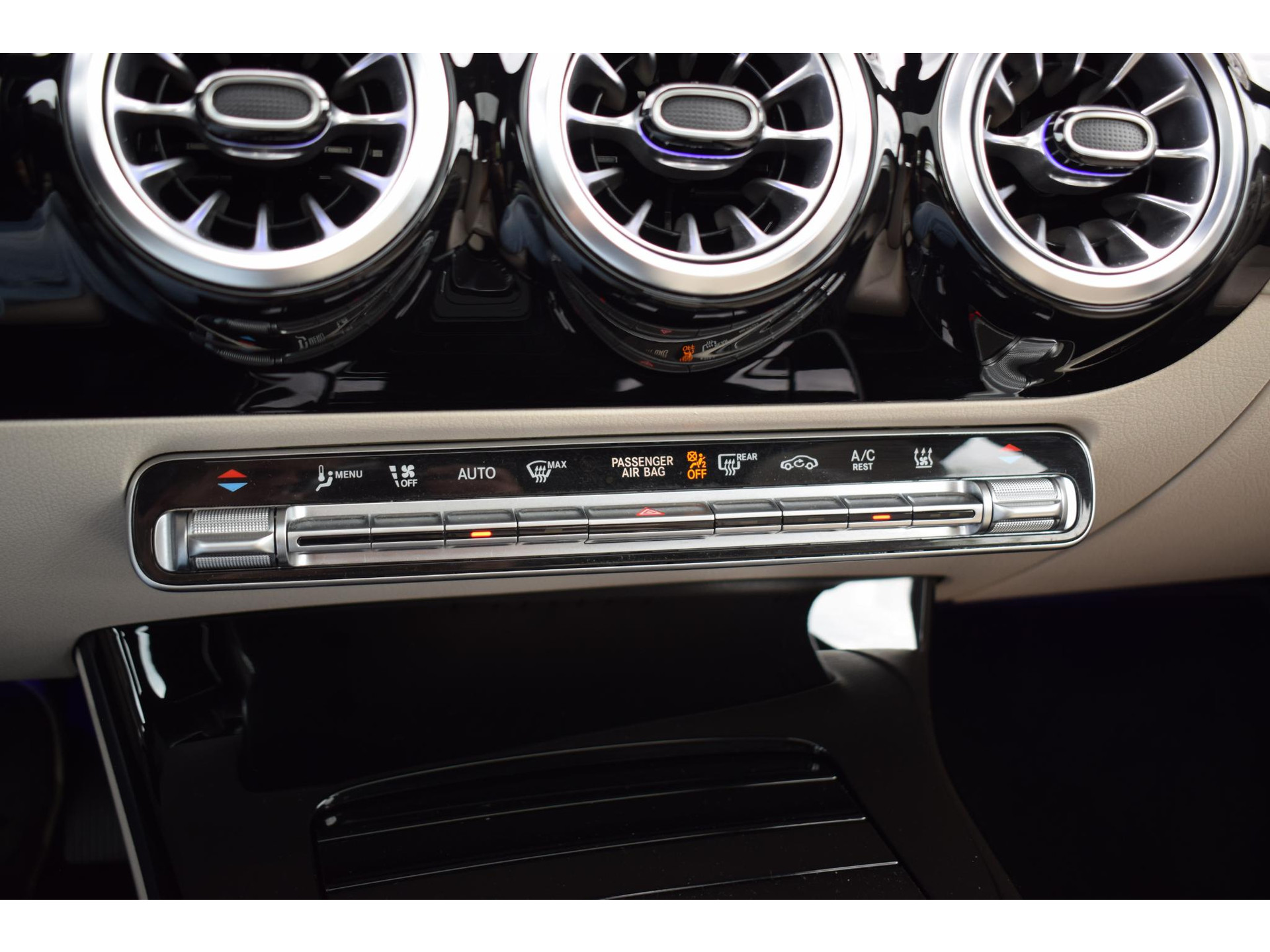 Mercedes-Benz A-klasse 250 e Business Solution Luxury Limited | Pano | Leer | Burmester | SOH: 94,3% | Stoelverwarming