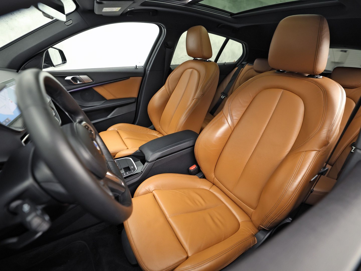 BMW 1 Serie 118i M Sport Automaat (PANORAMADAK, M PAKKET, DEALER ONDERHOUDEN, STUUR/STOELVERWARMING, CAMERA, BRUIN LEDER, SPOILER, BLACK PACK, SFEERVERLICHTING, NIEUWSTAAT)