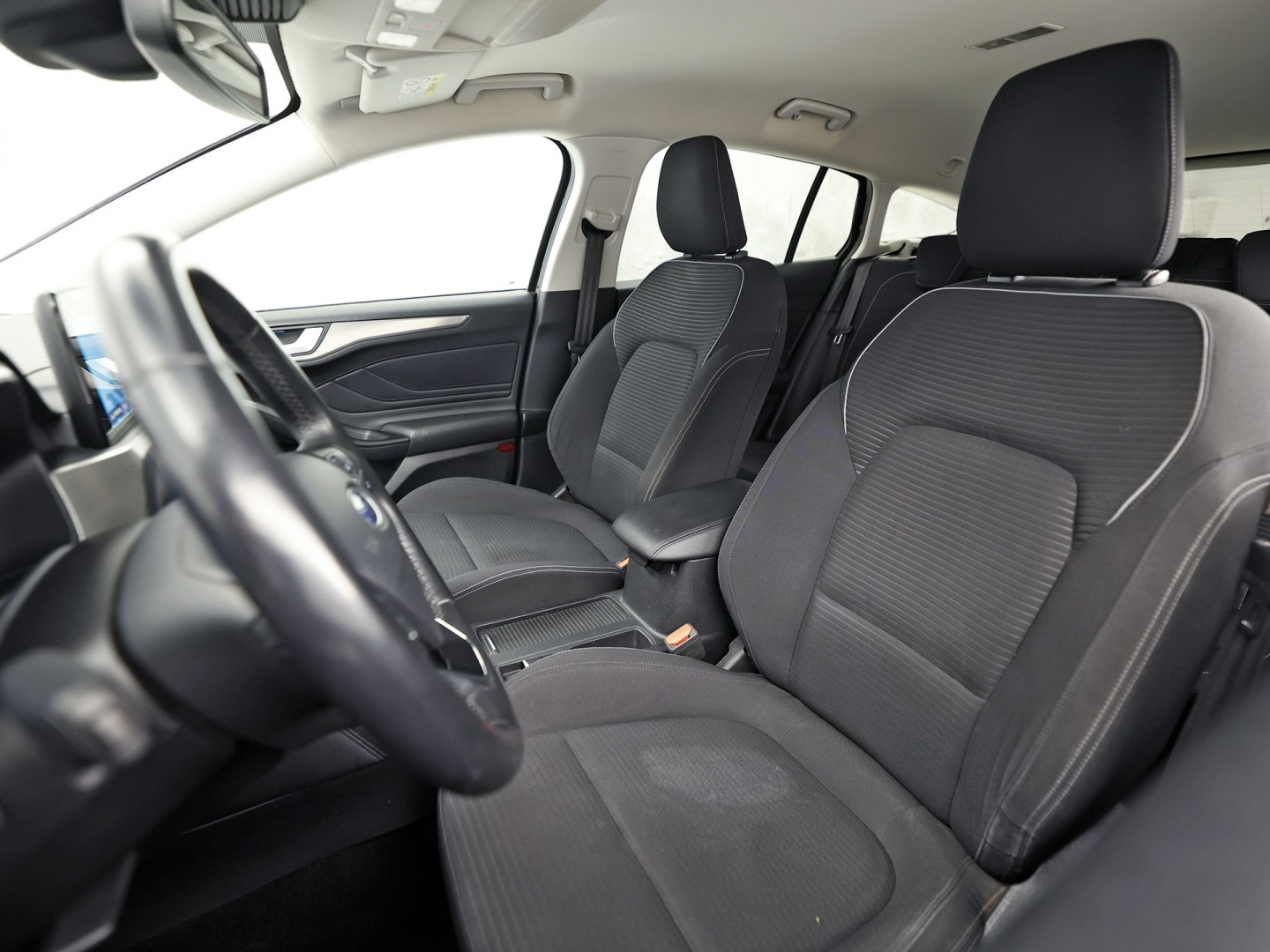 Ford Focus Wagon 1.0 EcoBoost Titanium Sport (APPLE CARPLAY, GROOT NAVI, STUUR/STOELVERWARMING, CAMERA, SPORTSTOELEN, GETINT GLAS, ADAPTIVE CRUISE, NIEUWSTAAT)