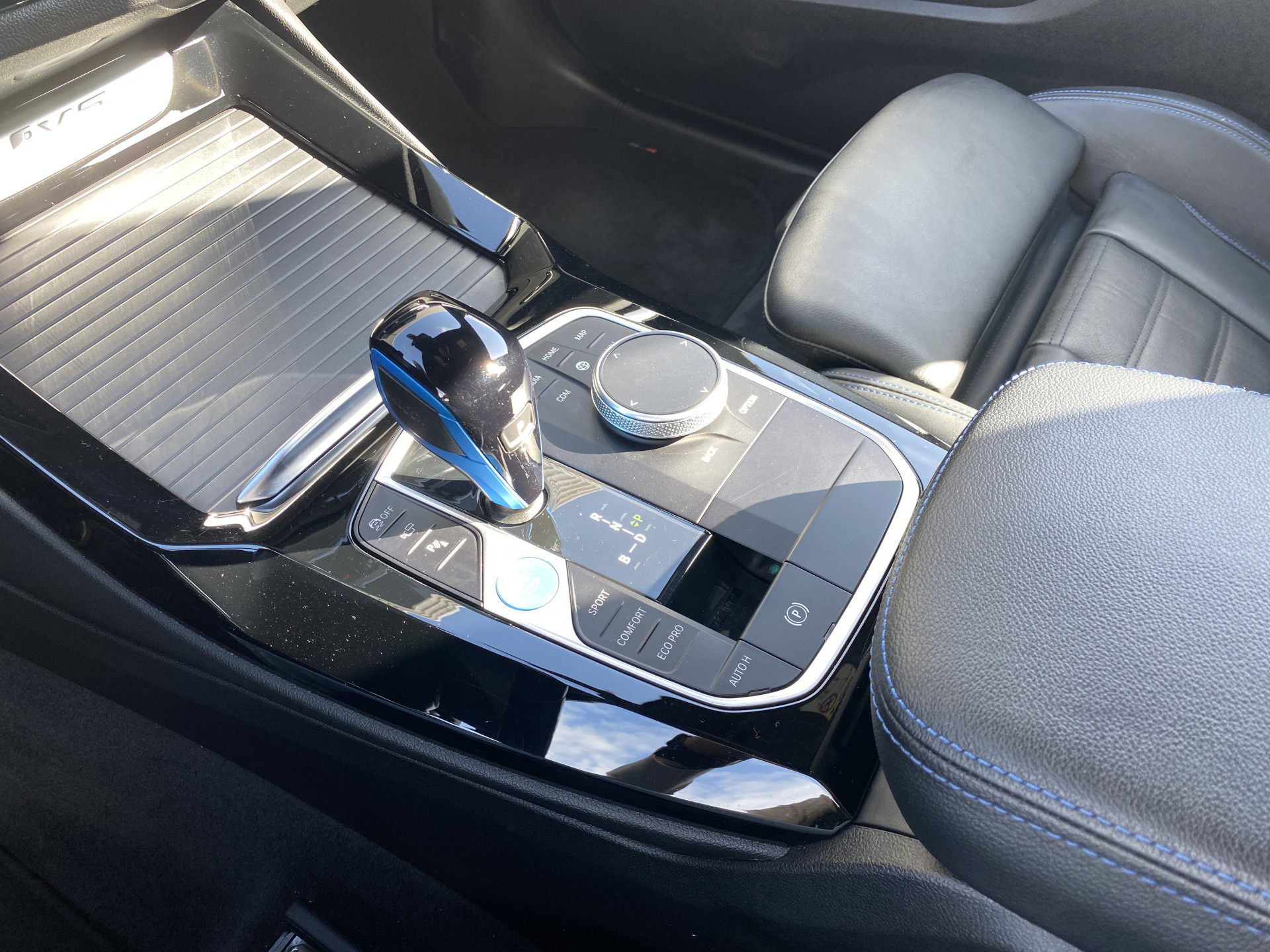 BMW iX3 M Sport High Executive 80 kWh | 1e eigenaar | dealer onderhouden | panoramadak | leder interieur | SOH accu 99.5%